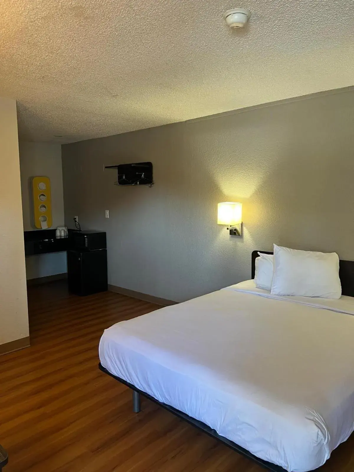 Bed in Motel 6-Pleasanton, CA Bed in Motel 6-Pleasanton, CA