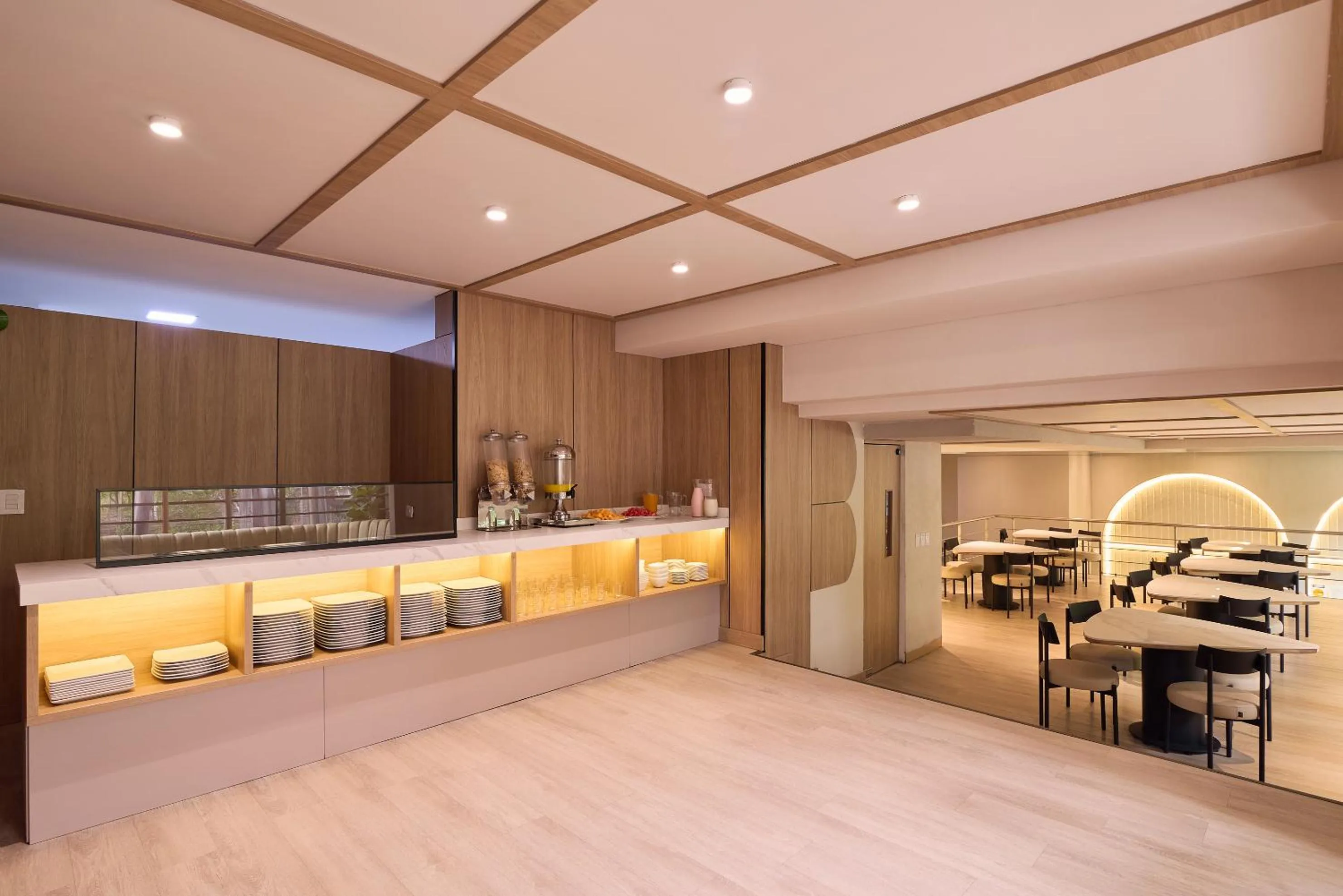 Restaurant/places to eat in Hotel Lincoln