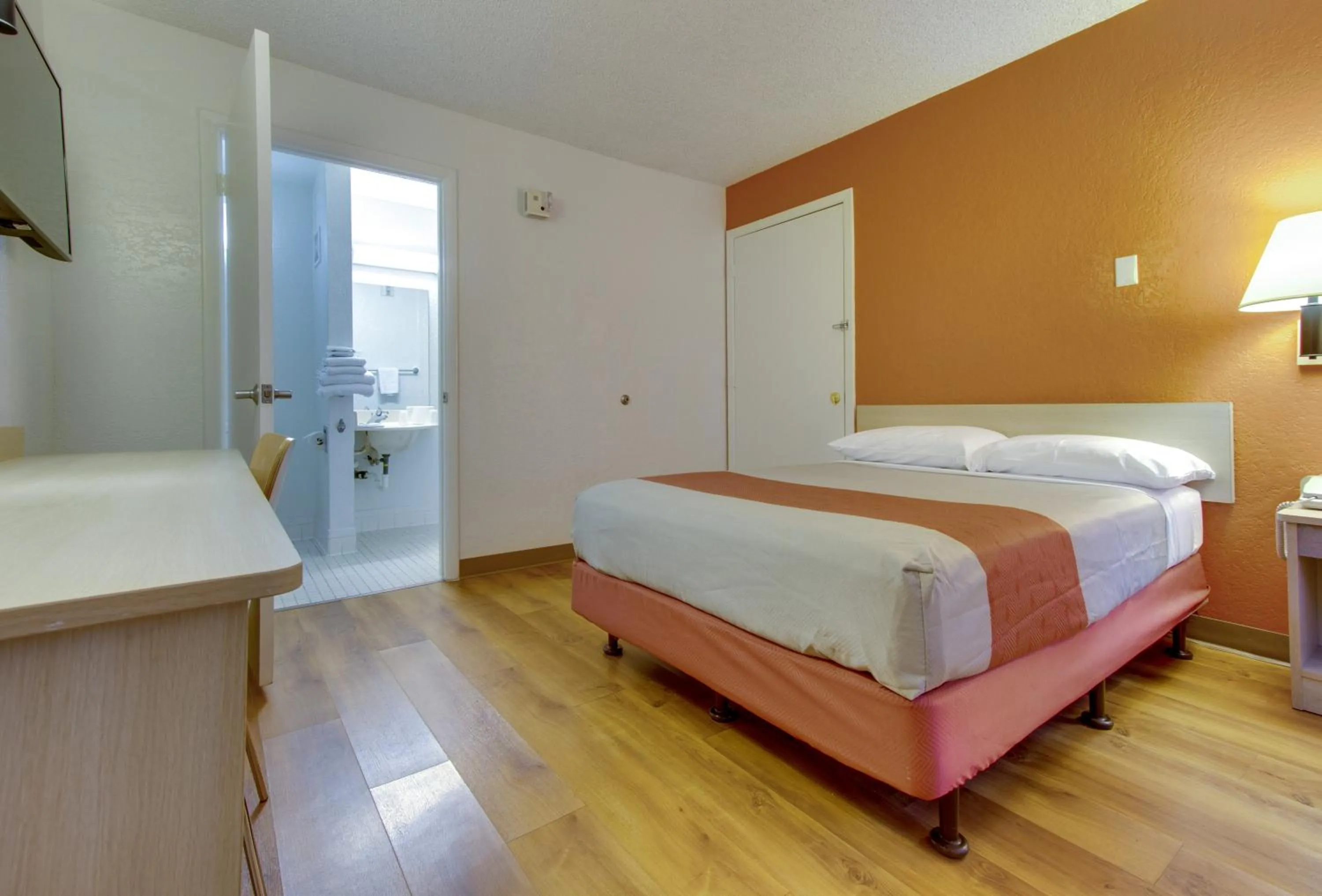 Bedroom, Bed in Motel 6-Tempe, AZ - Scottsdale South