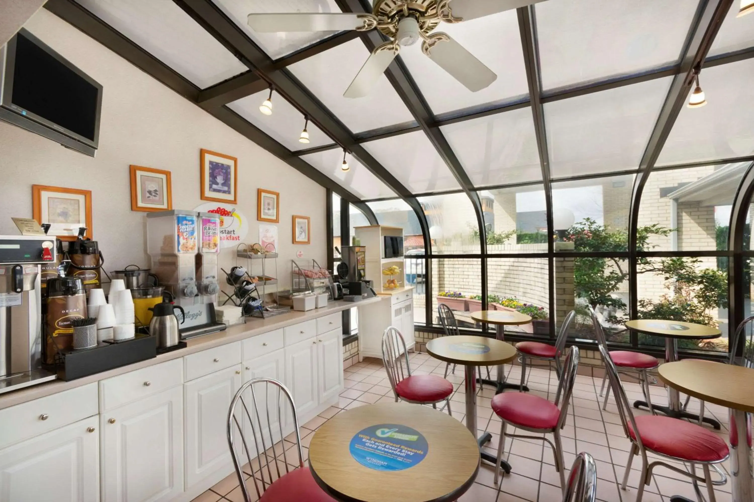 Restaurant/places to eat in Super 8 by Wyndham Lancaster Restaurant/places to eat in Super 8 by Wyndham Lancaster