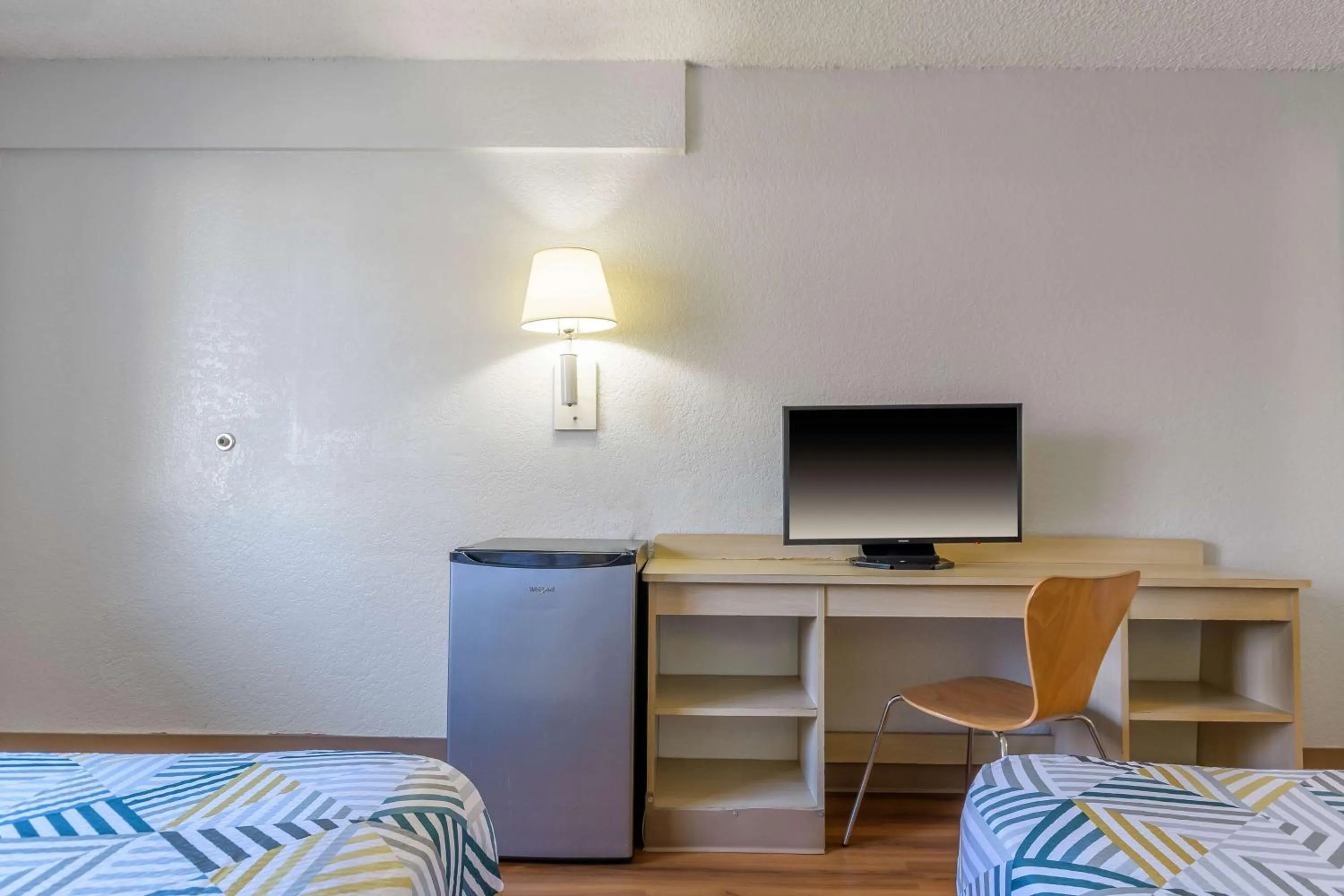 Bedroom, Bed in Motel 6 Hayward, CA- Silicon Valley Gateway