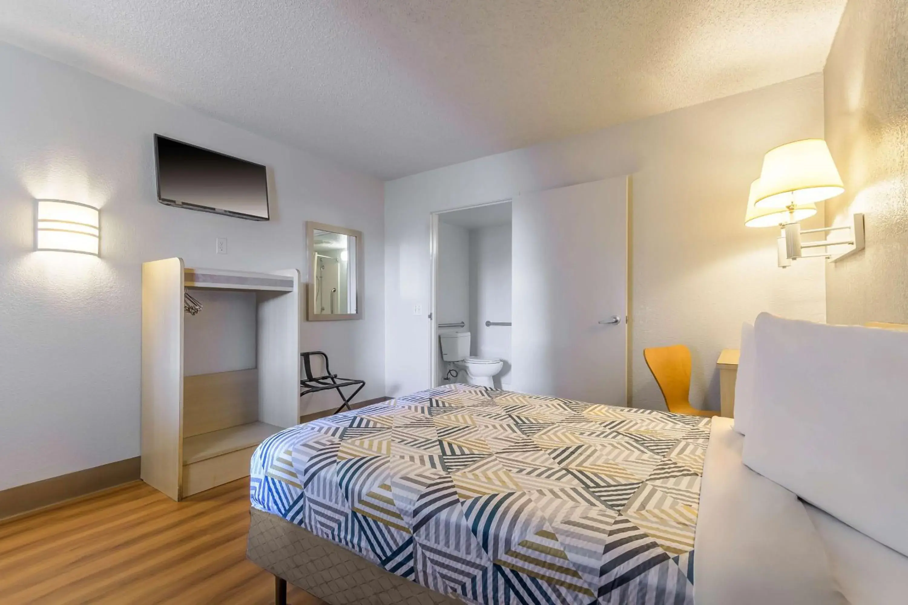 Double Room - Disability Access in Motel 6 Hayward, CA- Silicon Valley Gateway Double Room - Disability Access in Motel 6 Hayward, CA- Silicon Valley Gateway