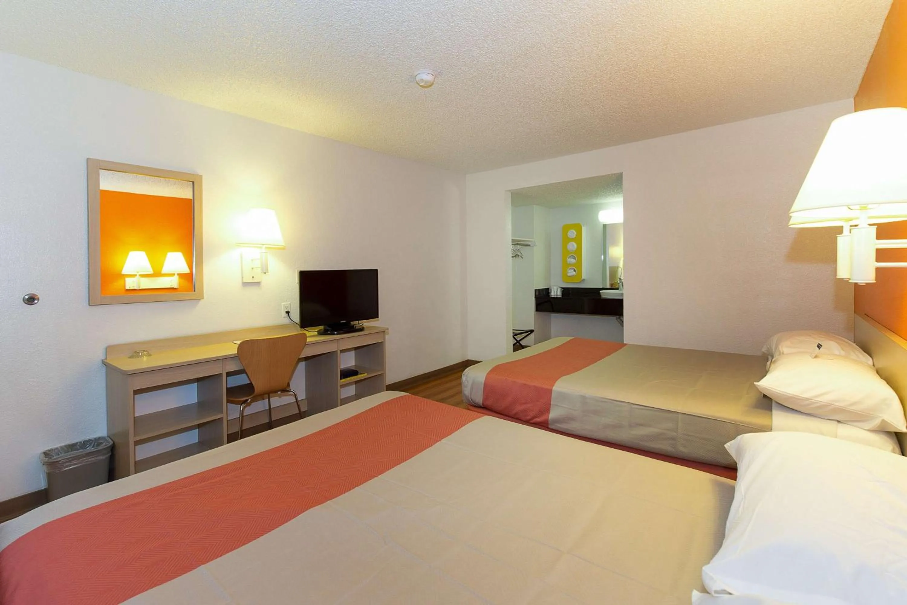 TV and multimedia, Bed in Motel 6 Hayward, CA- Silicon Valley Gateway