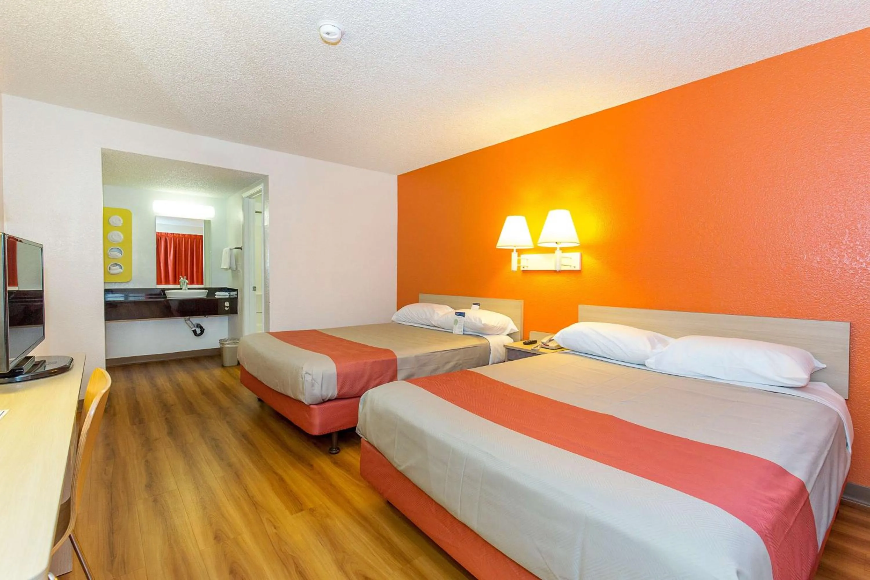 Bedroom, Bed in Motel 6 Hayward, CA- Silicon Valley Gateway