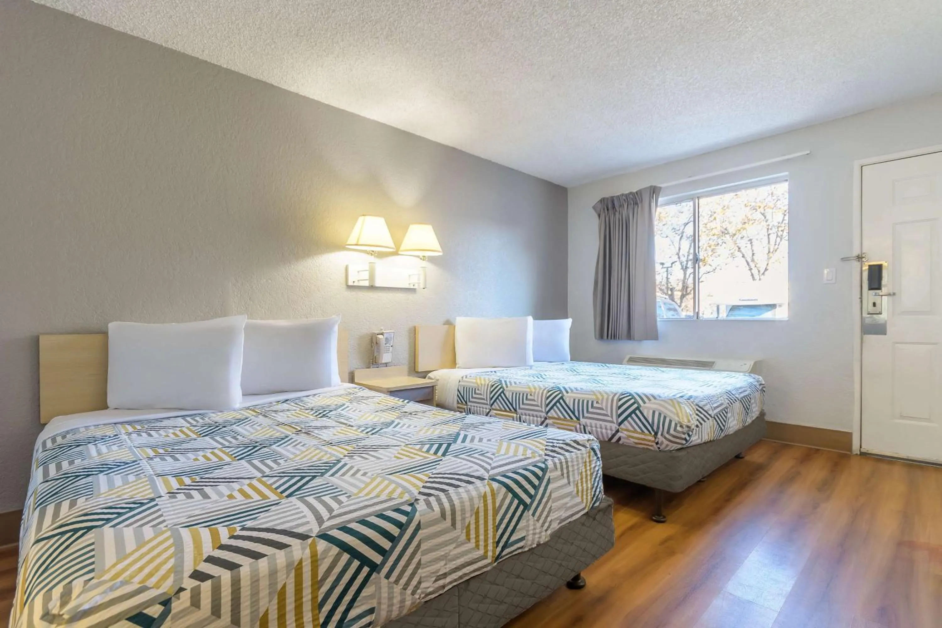 Bedroom, Bed in Motel 6 Hayward, CA- Silicon Valley Gateway