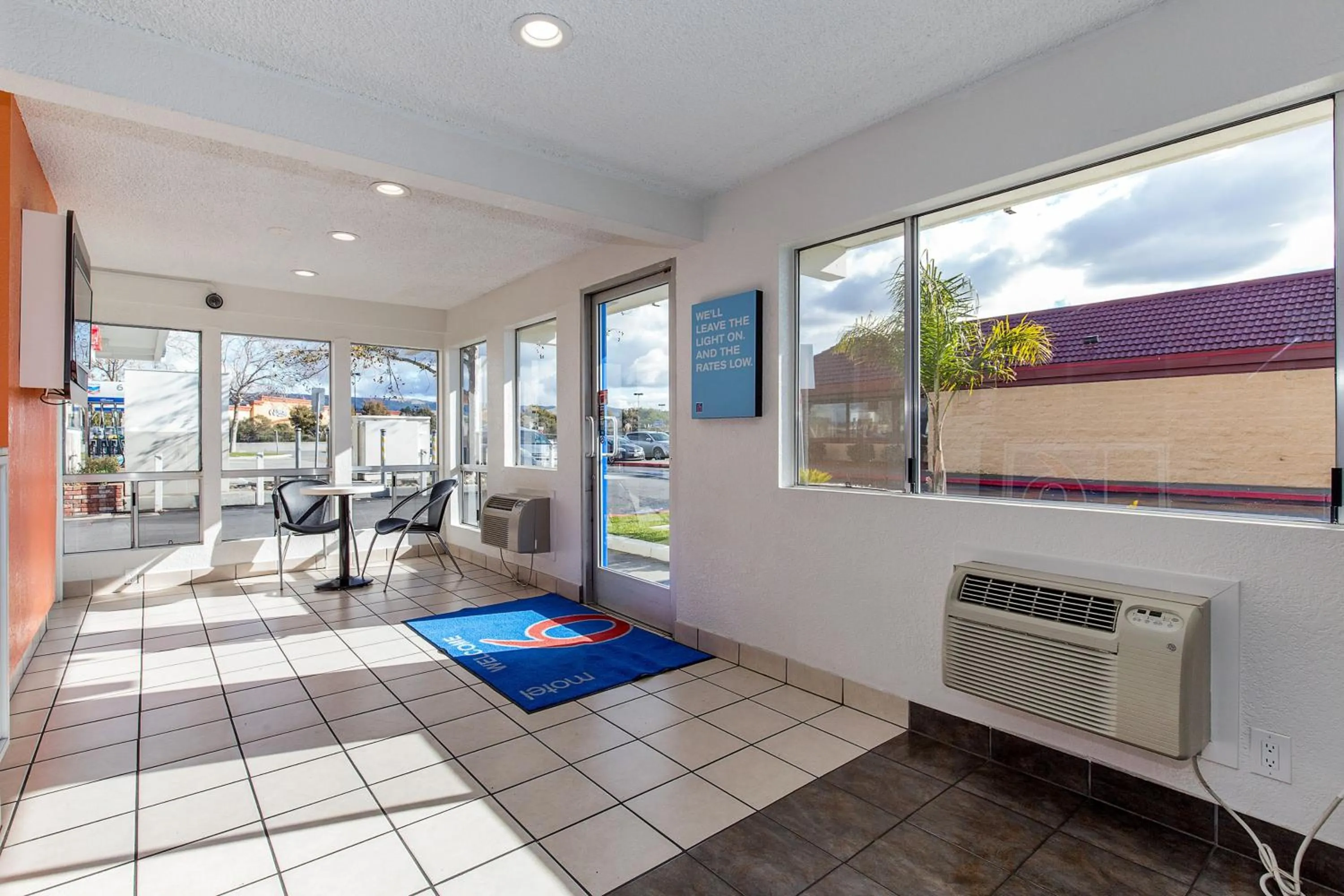 Lobby or reception in Motel 6 Hayward, CA- Silicon Valley Gateway