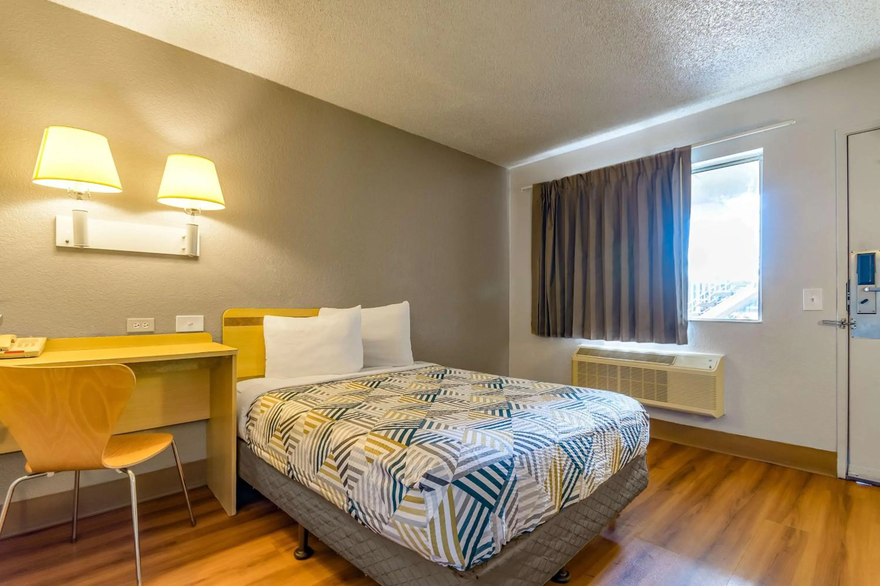 Bedroom, Bed in Motel 6 Hayward, CA- Silicon Valley Gateway