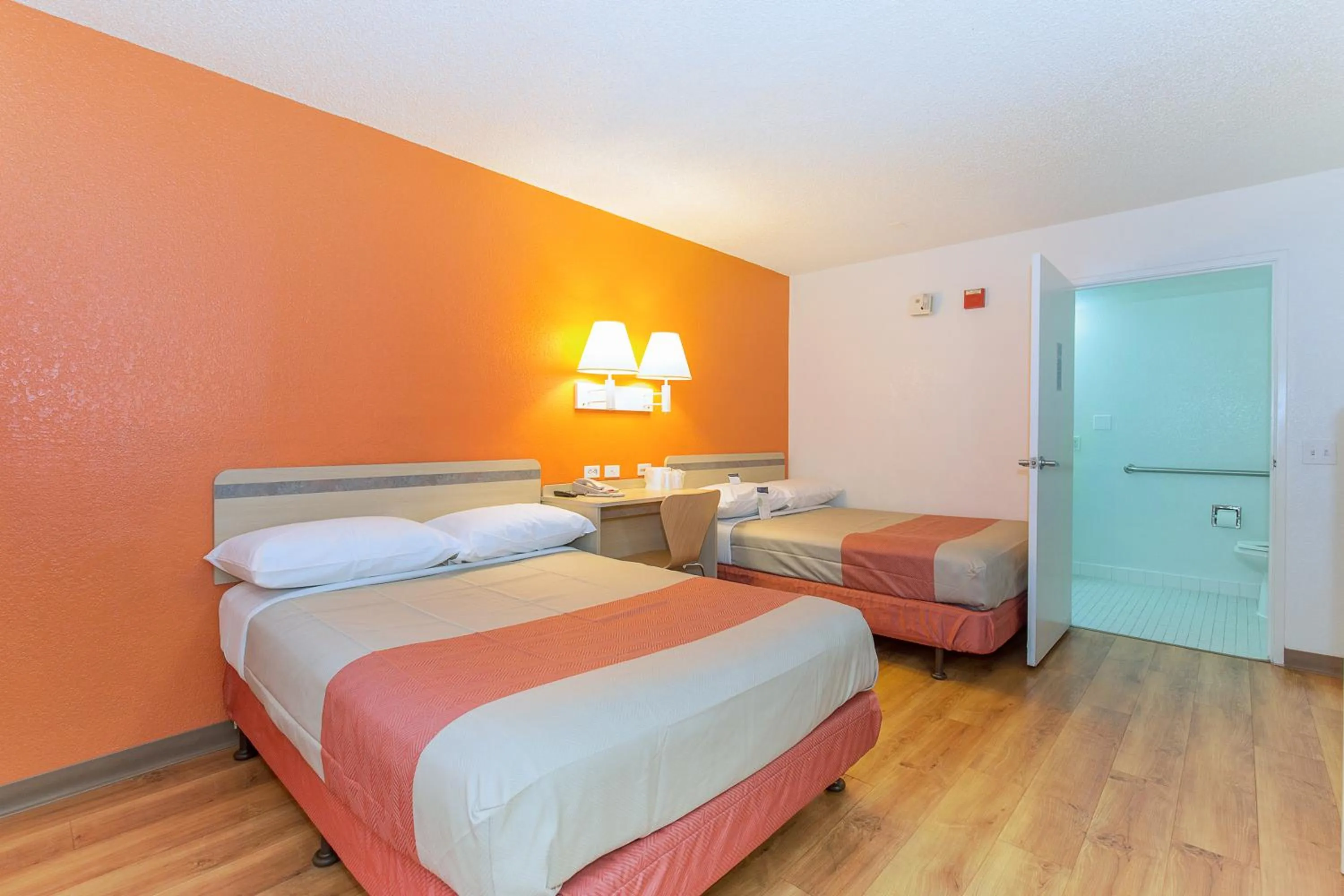 Bedroom, Bed in Motel 6 Hayward, CA- Silicon Valley Gateway