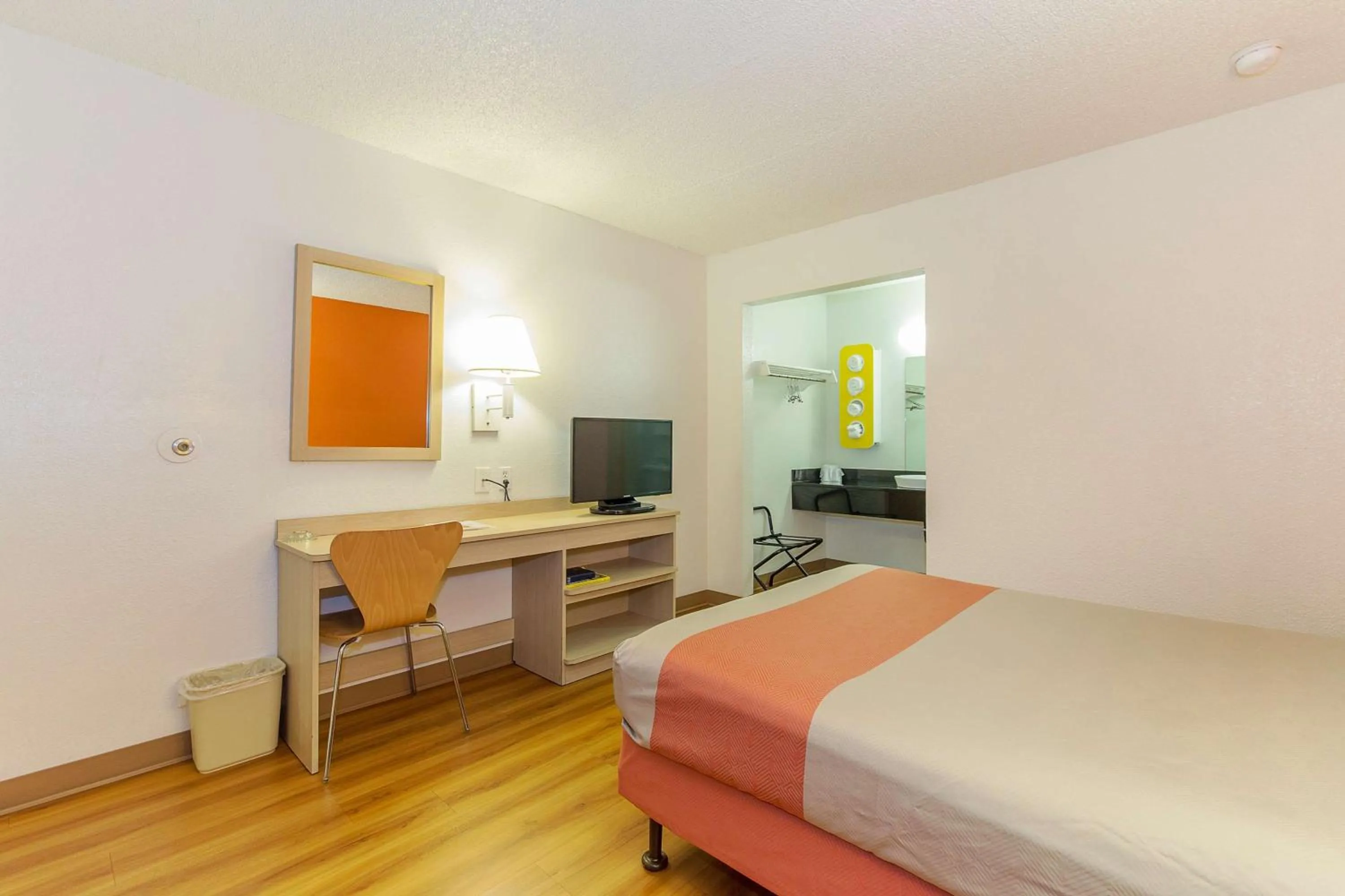 TV and multimedia, Bed in Motel 6 Hayward, CA- Silicon Valley Gateway