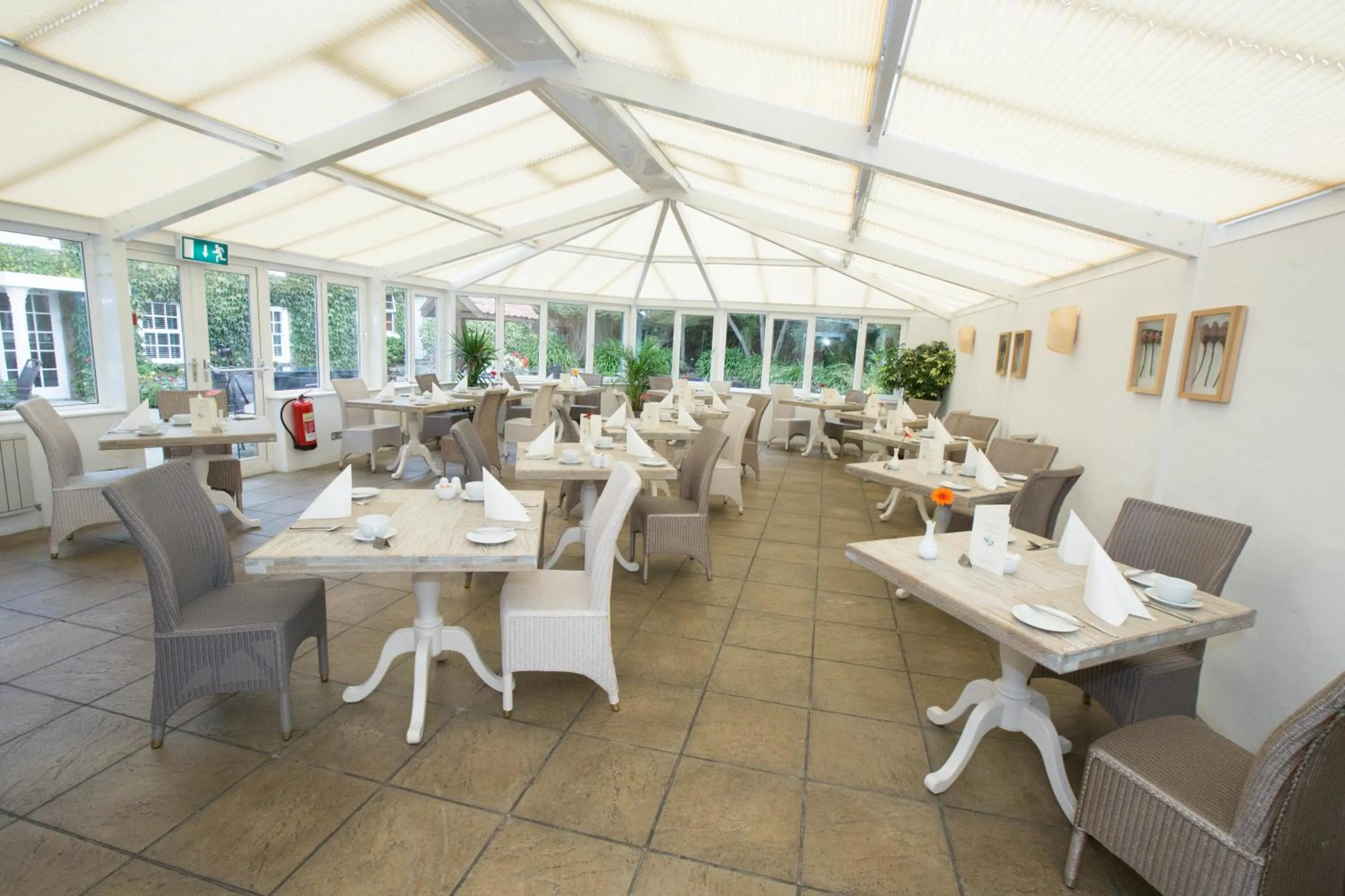 Restaurant/places to eat in Hotel La Place