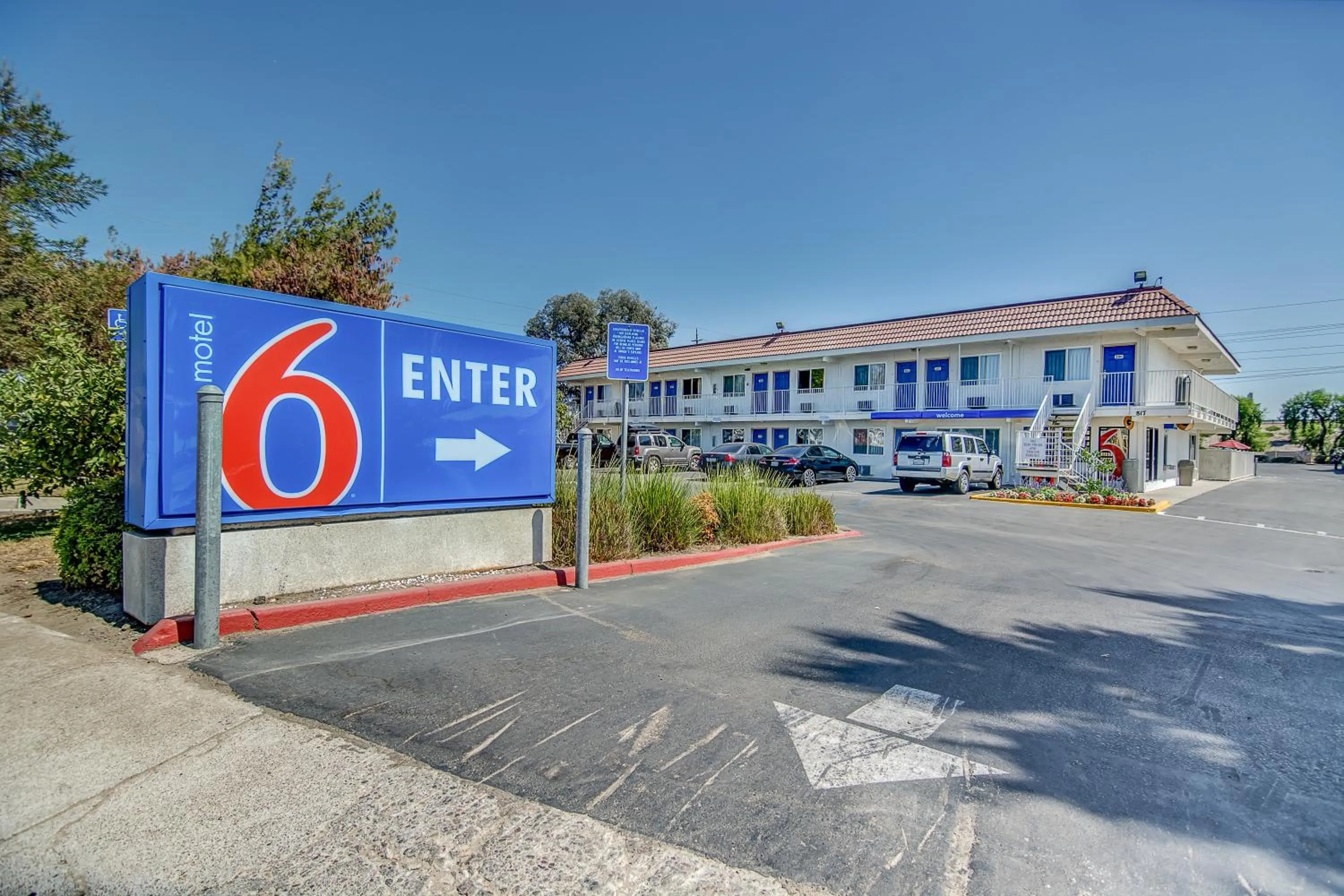 Facade/entrance in Motel 6-Stockton, CA - Charter Way West