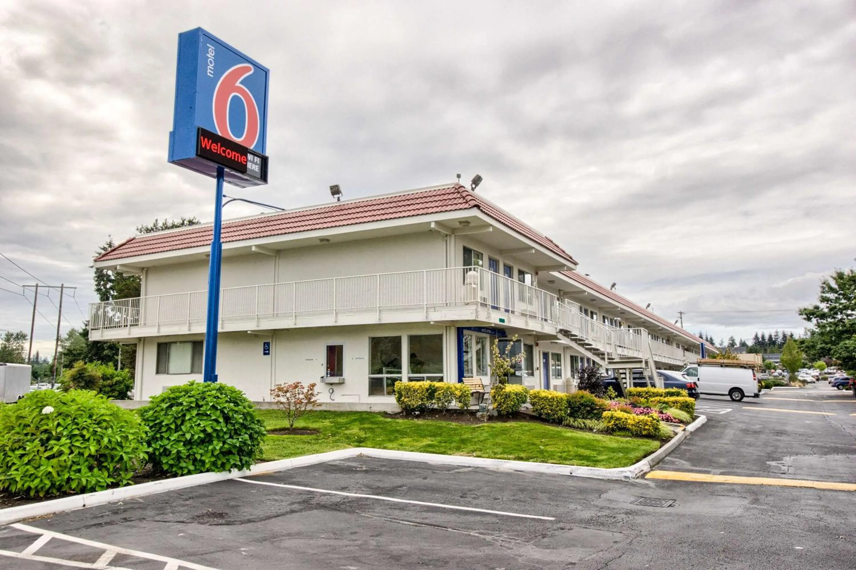 Property building in Motel 6-Everett, WA - South
