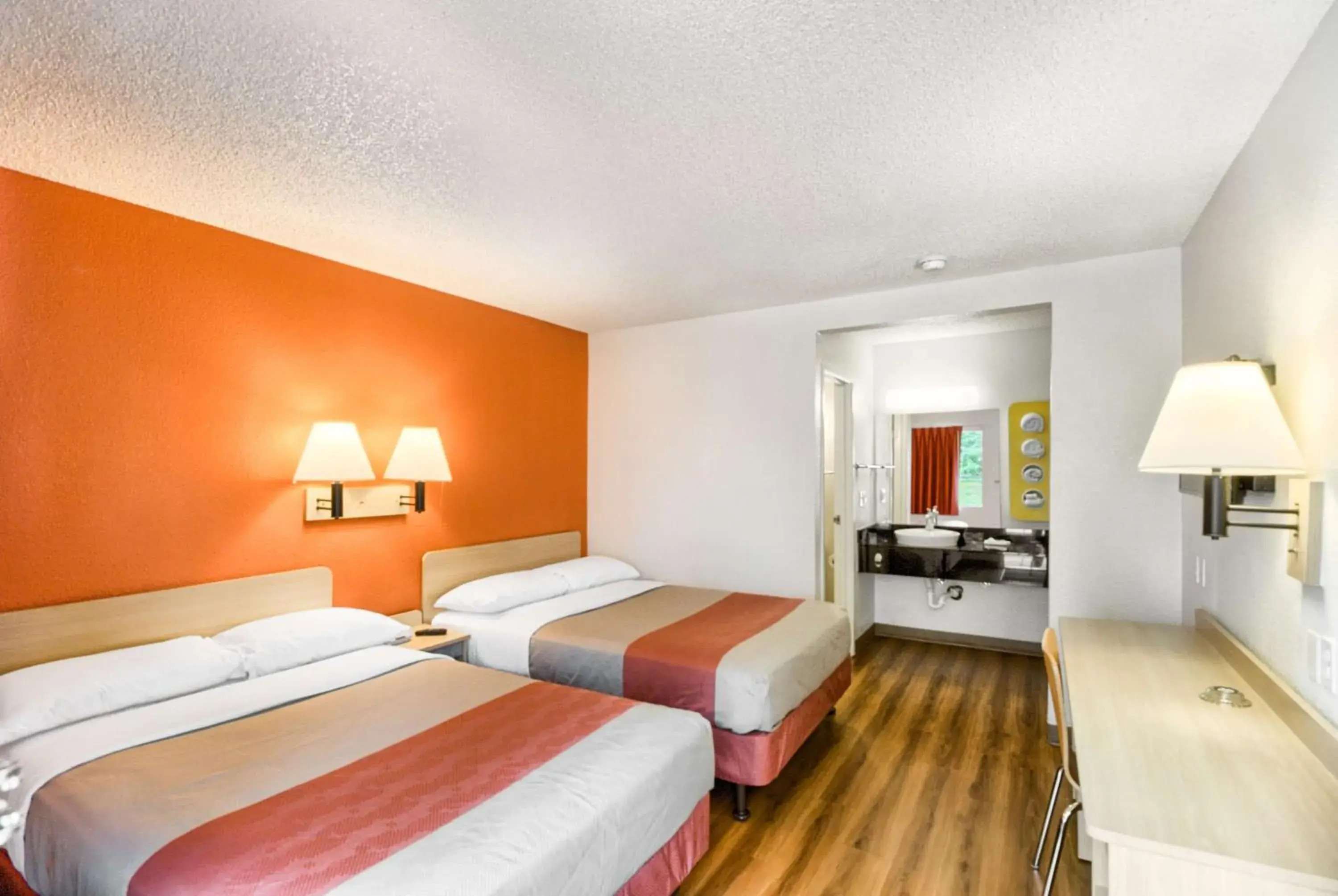 Quadruple Room in Motel 6-Everett, WA - South Quadruple Room in Motel 6-Everett, WA - South