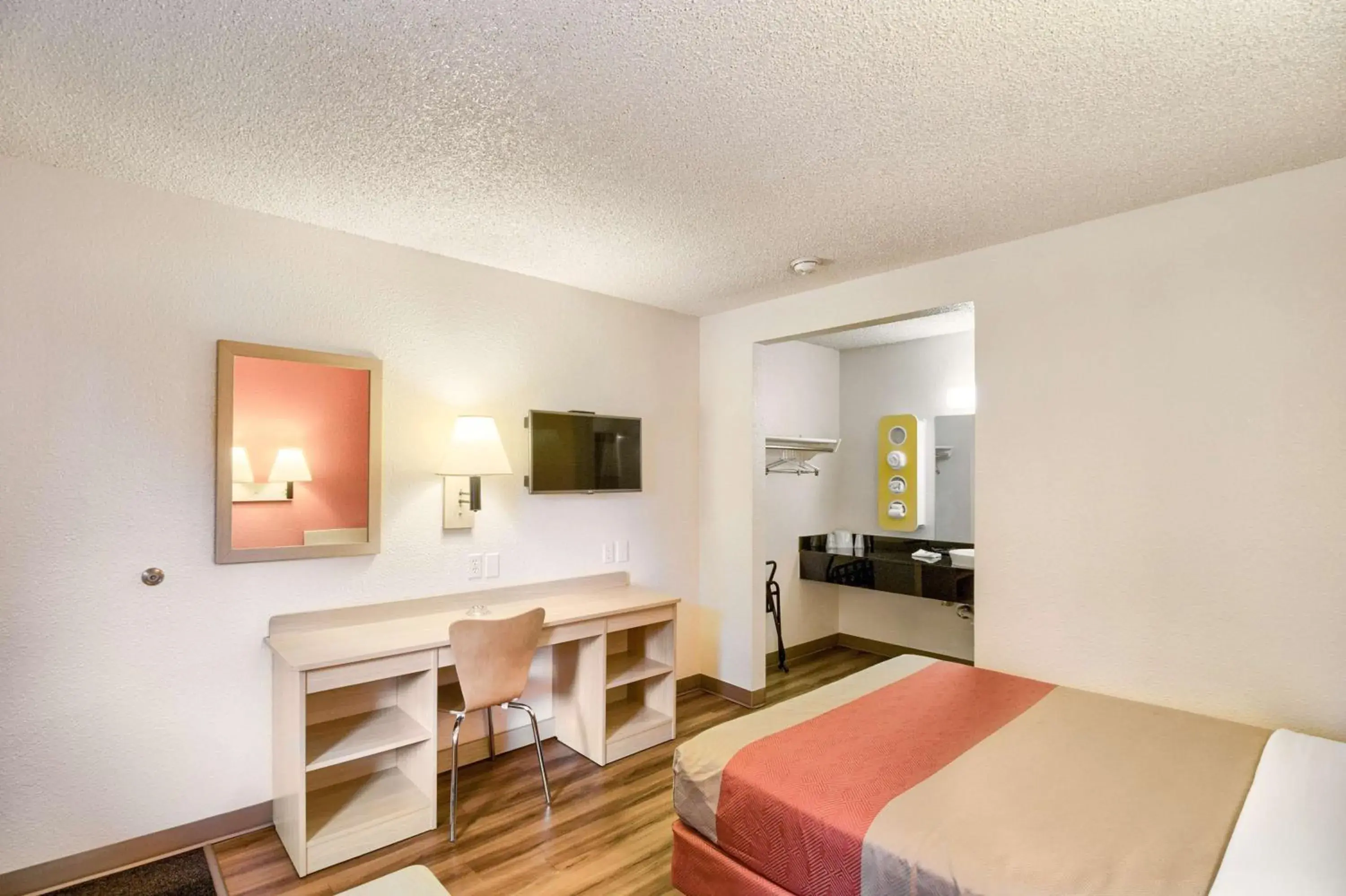 Queen Room in Motel 6-Everett, WA - South Queen Room in Motel 6-Everett, WA - South