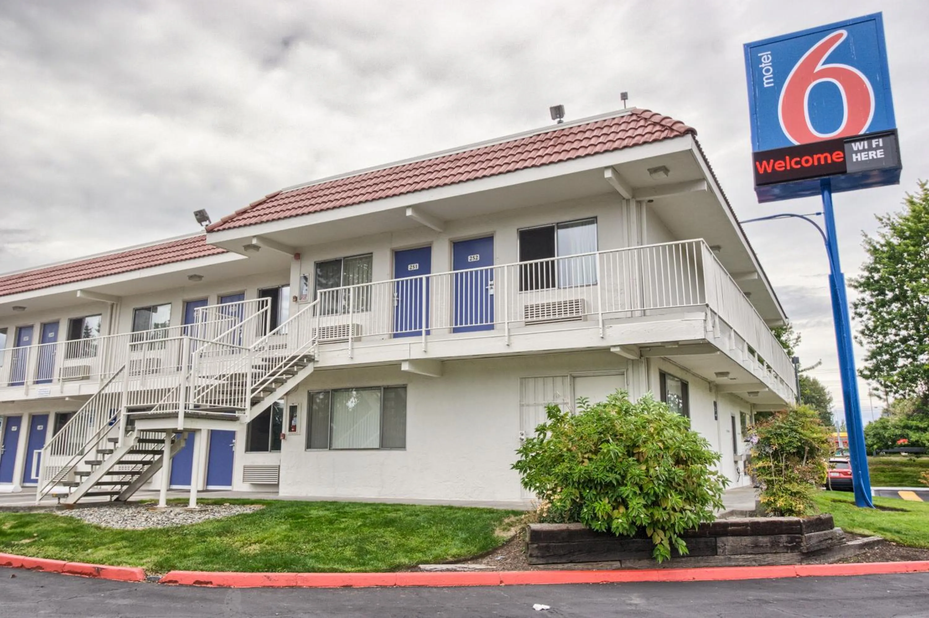 Property building in Motel 6-Everett, WA - South