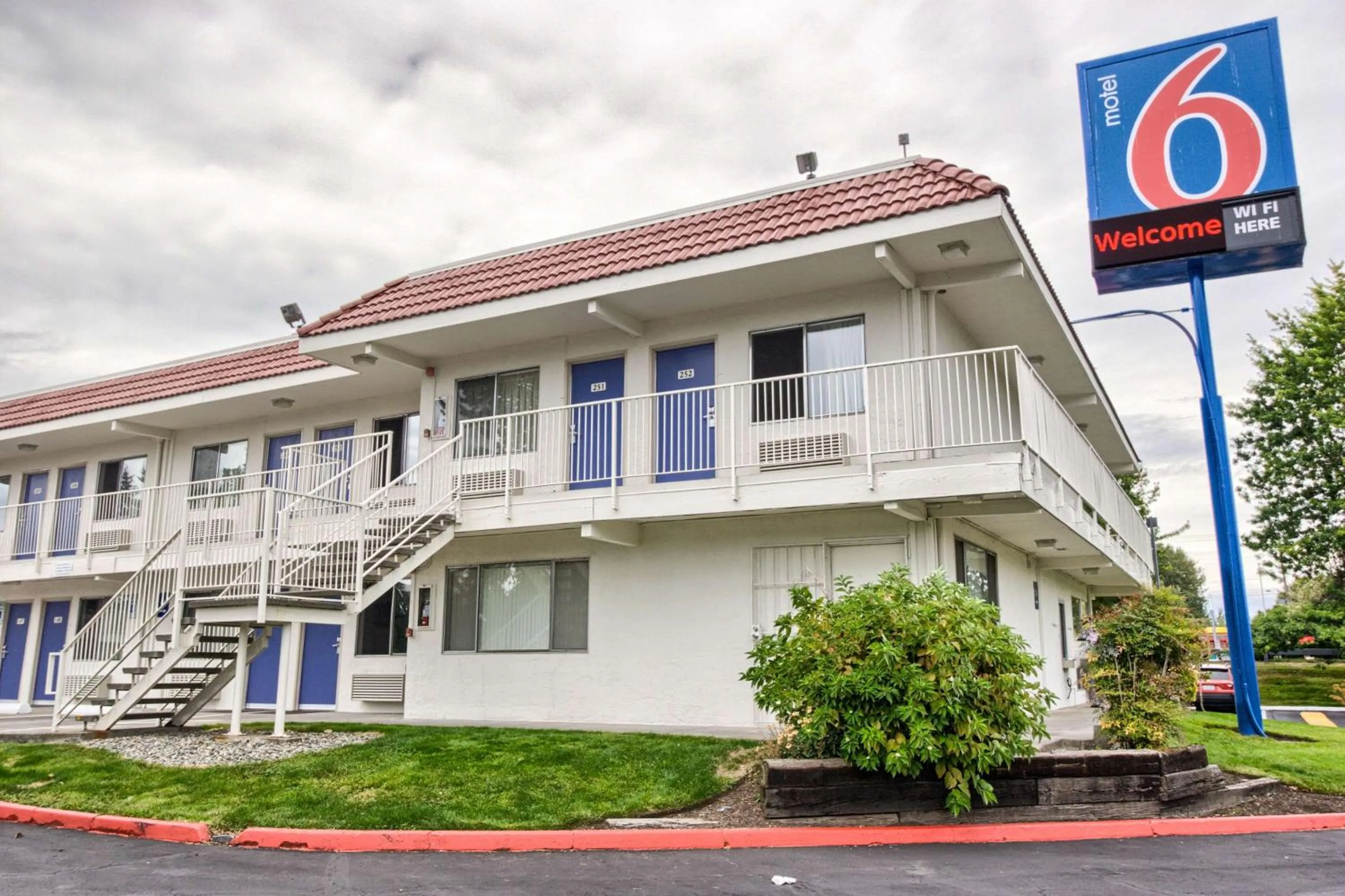 Property building in Motel 6-Everett, WA - South