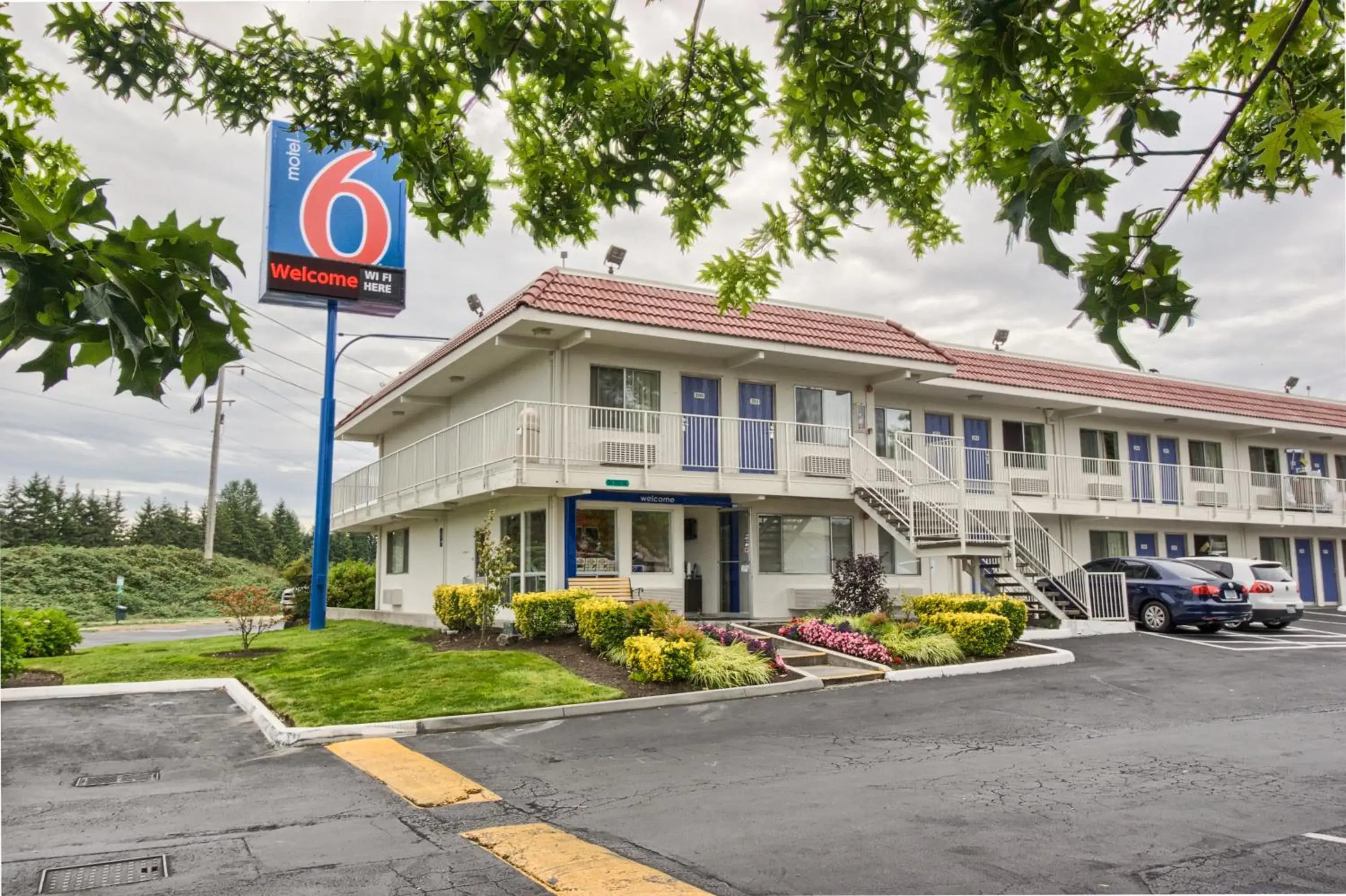 Property building in Motel 6-Everett, WA - South Property building in Motel 6-Everett, WA - South
