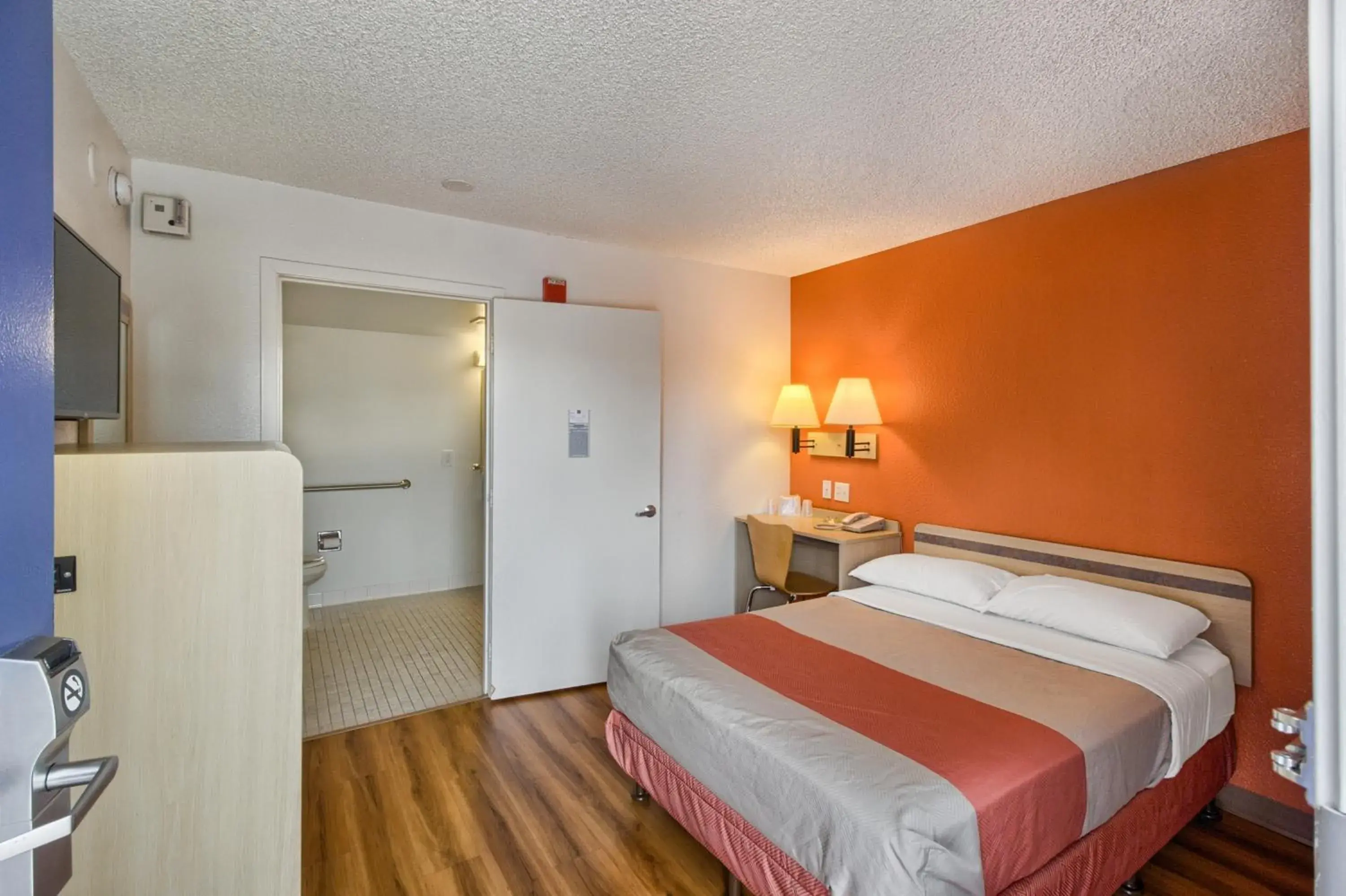 Day, Bed in Motel 6-Everett, WA - South Day, Bed in Motel 6-Everett, WA - South