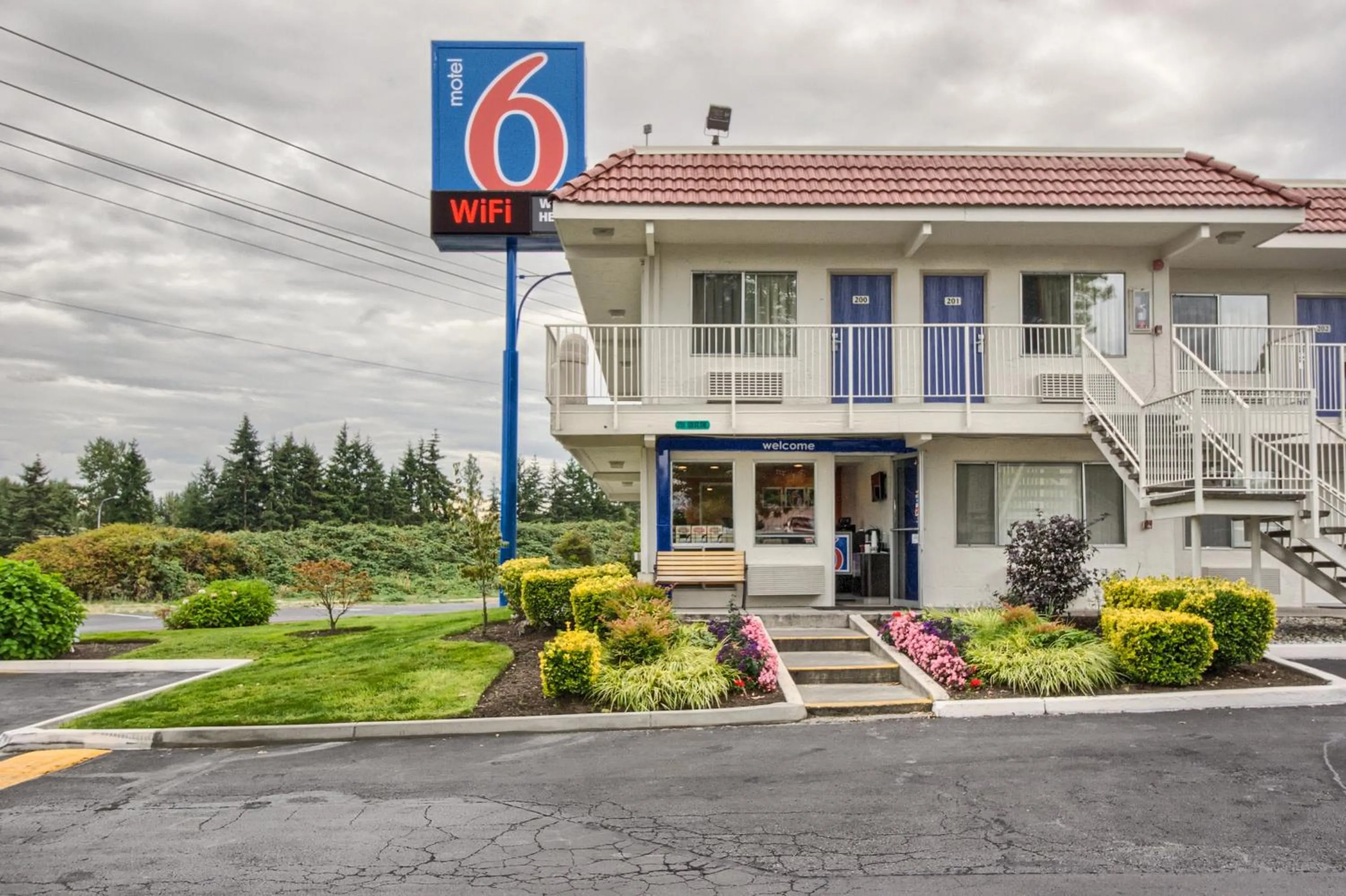 Property building in Motel 6-Everett, WA - South