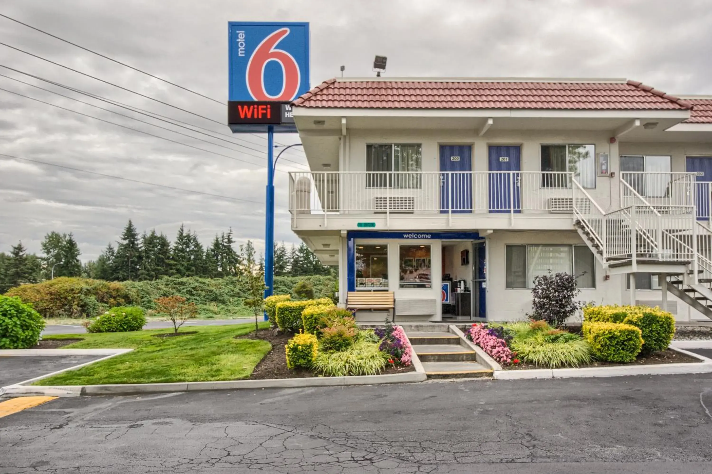 Property building in Motel 6-Everett, WA - South Property building in Motel 6-Everett, WA - South