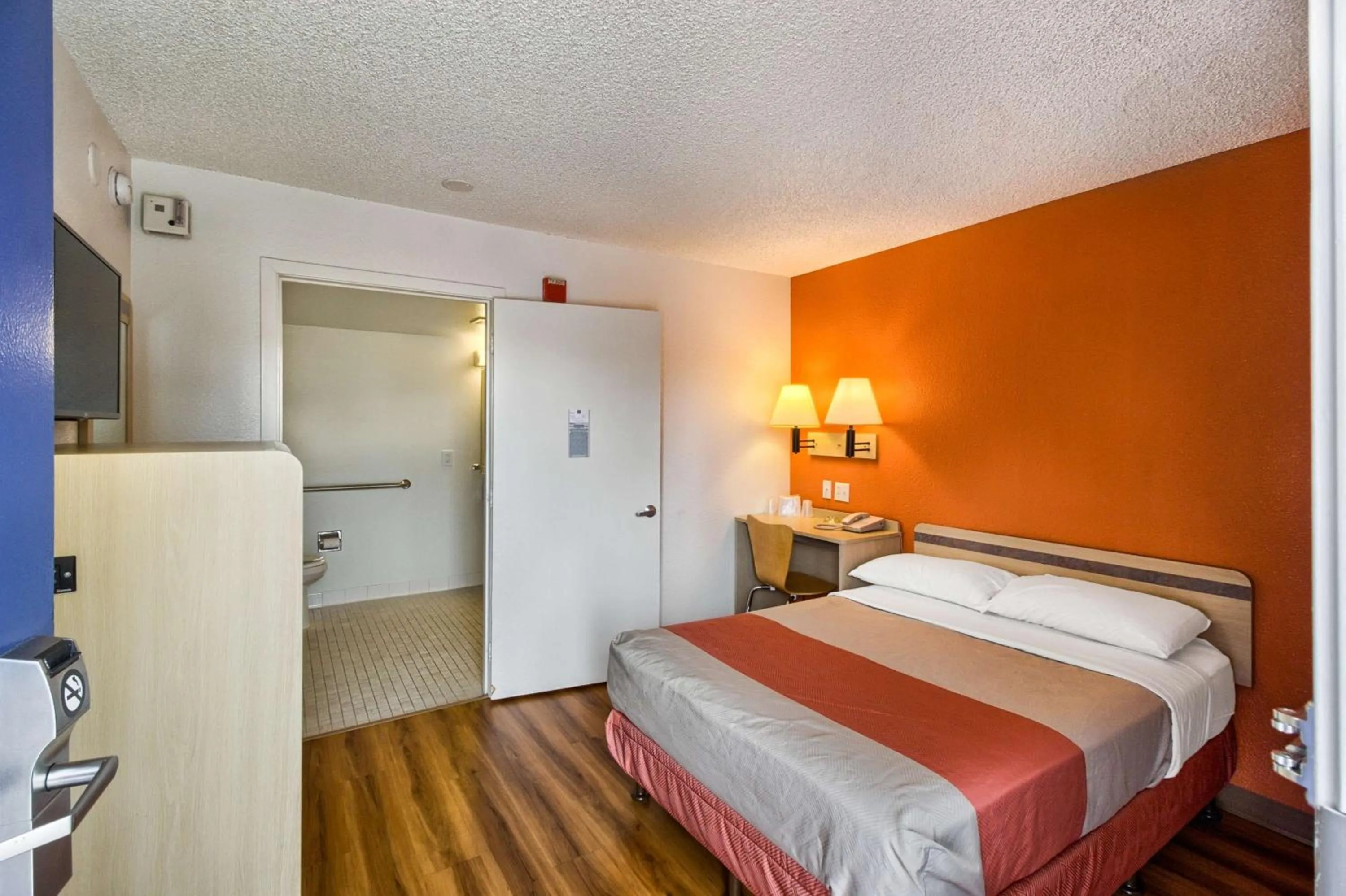 Toilet, Bed in Motel 6-Everett, WA - South
