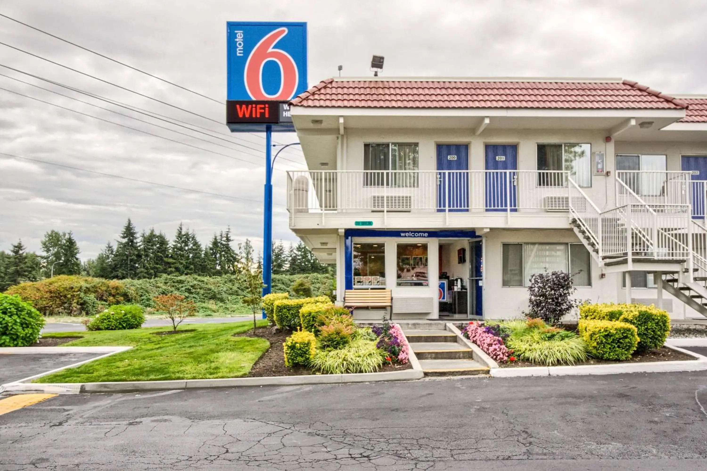 Property building in Motel 6-Everett, WA - South Property building in Motel 6-Everett, WA - South