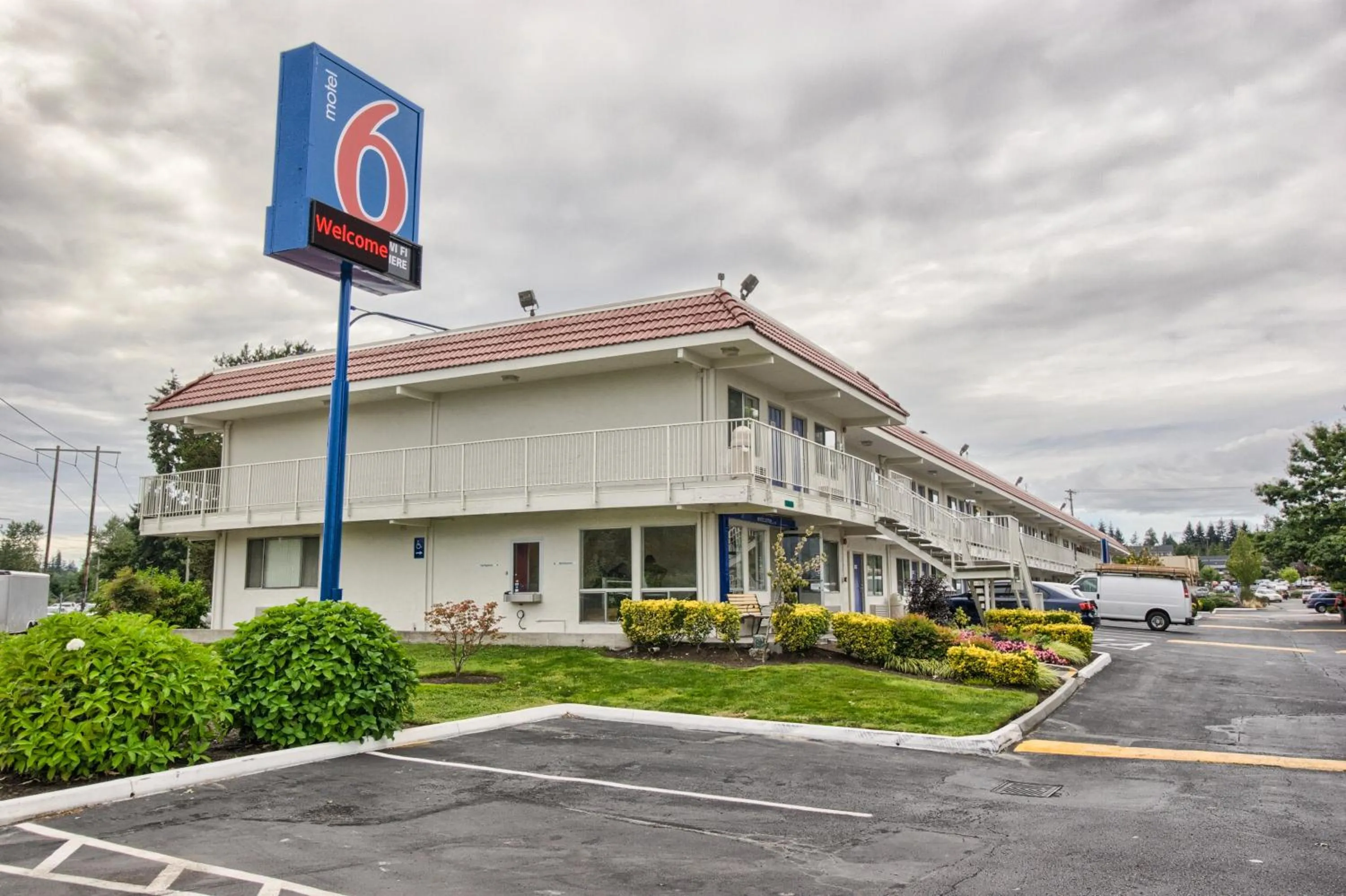 Property building in Motel 6-Everett, WA - South