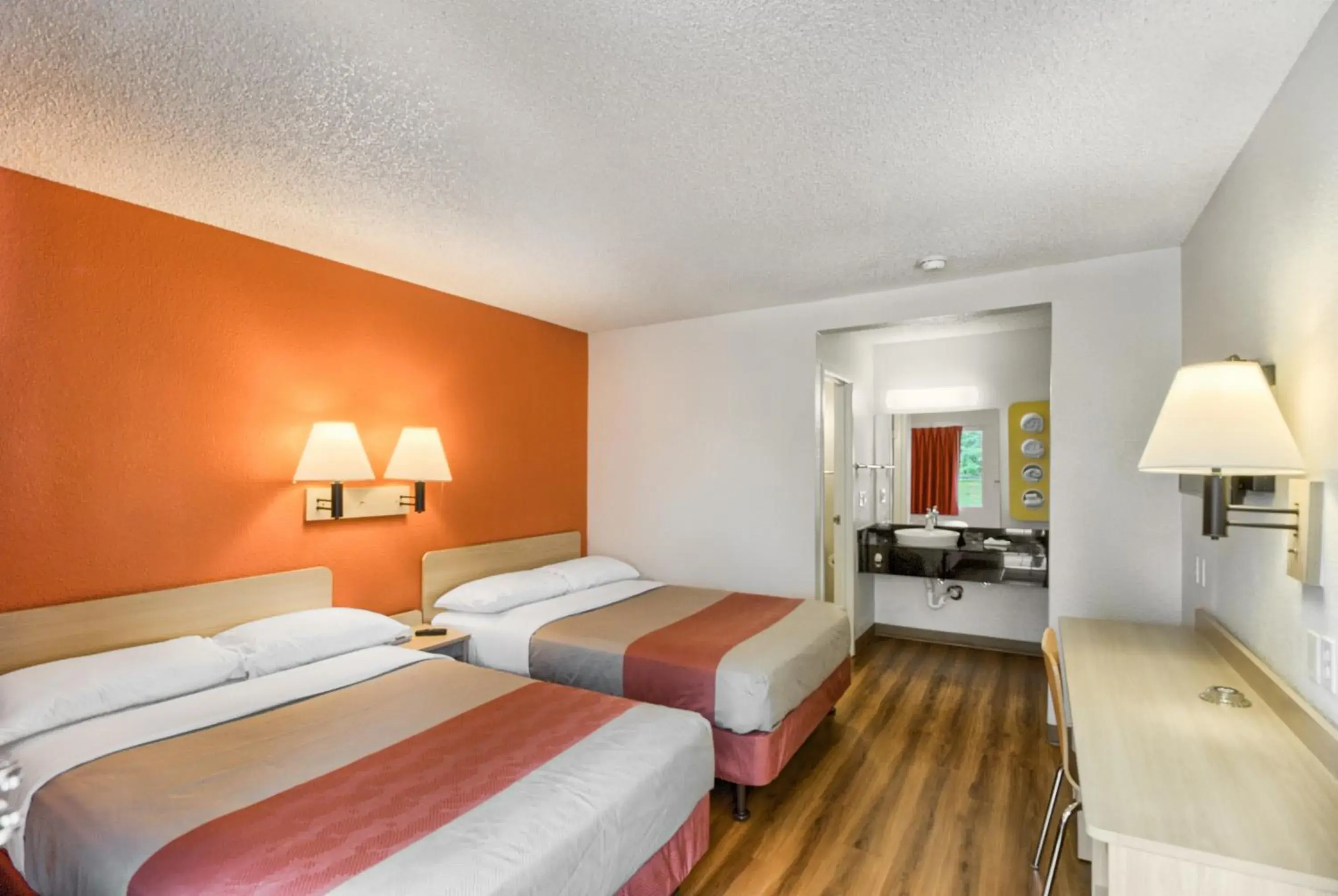 Day, Bed in Motel 6-Everett, WA - South Day, Bed in Motel 6-Everett, WA - South