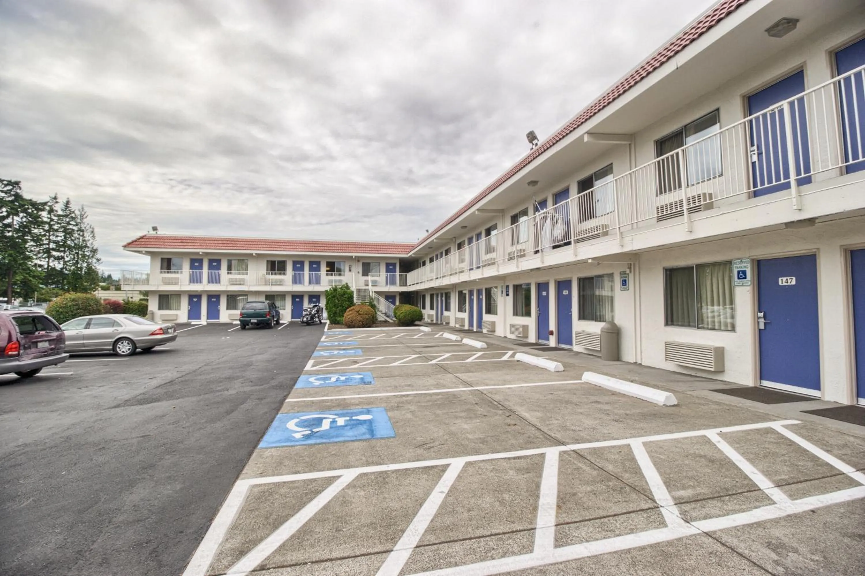 Property building in Motel 6-Everett, WA - South