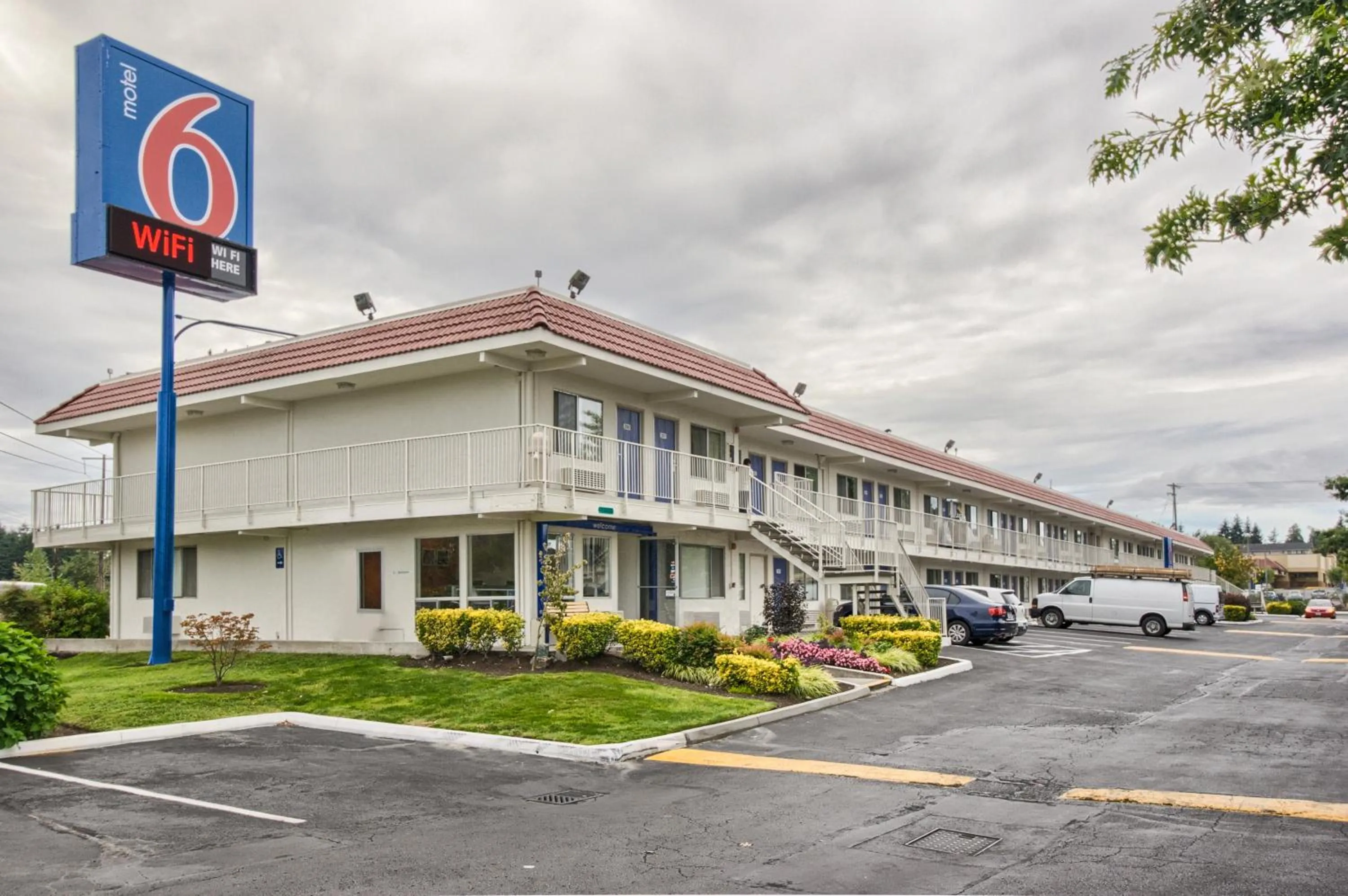Property building in Motel 6-Everett, WA - South