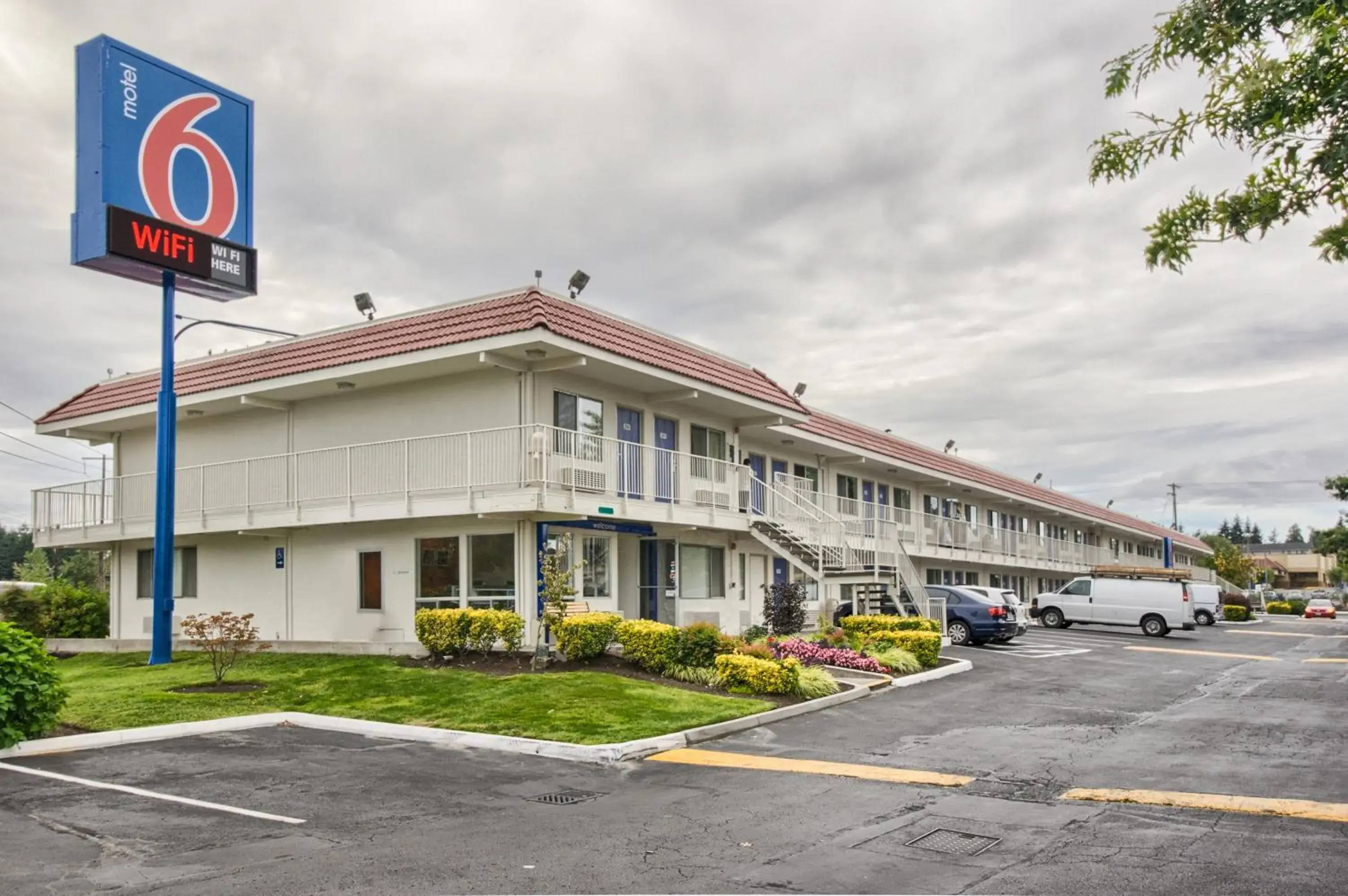 Property building in Motel 6-Everett, WA - South Property building in Motel 6-Everett, WA - South