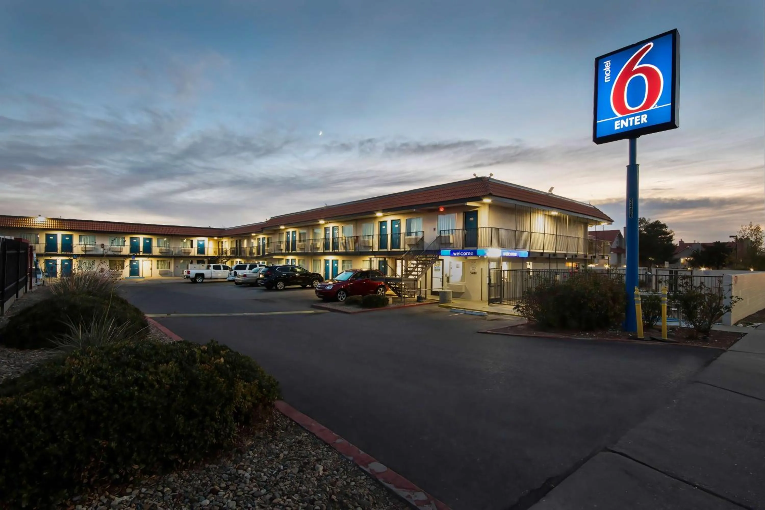 Property building in Motel 6-Albuquerque, NM - Carlisle