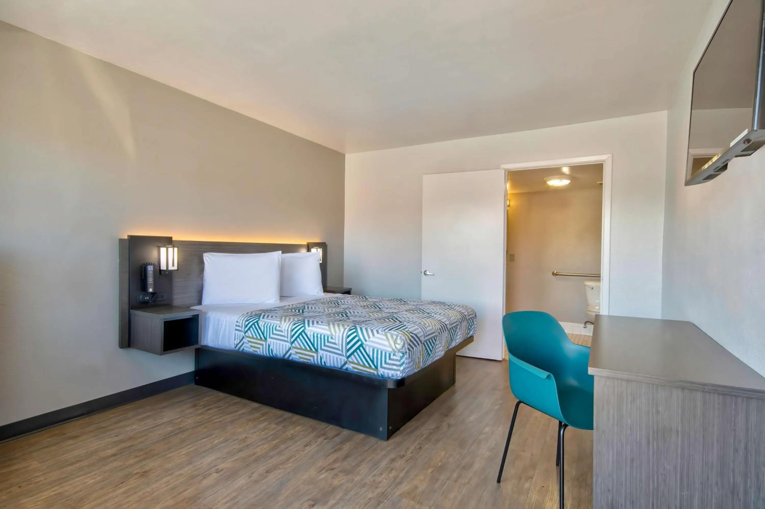 Bedroom, Bed in Motel 6-Albuquerque, NM - Carlisle