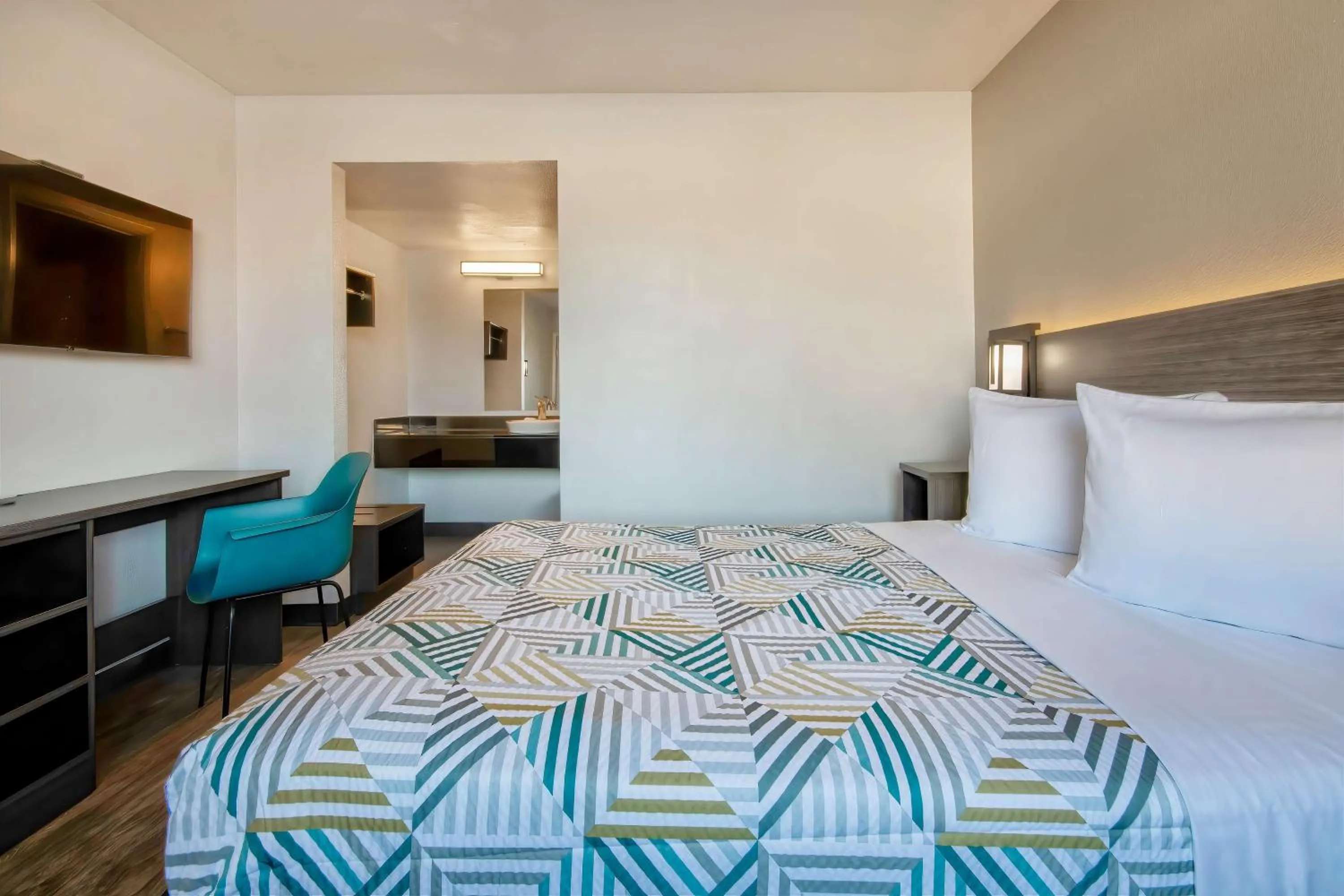 Bedroom, Bed in Motel 6-Albuquerque, NM - Carlisle