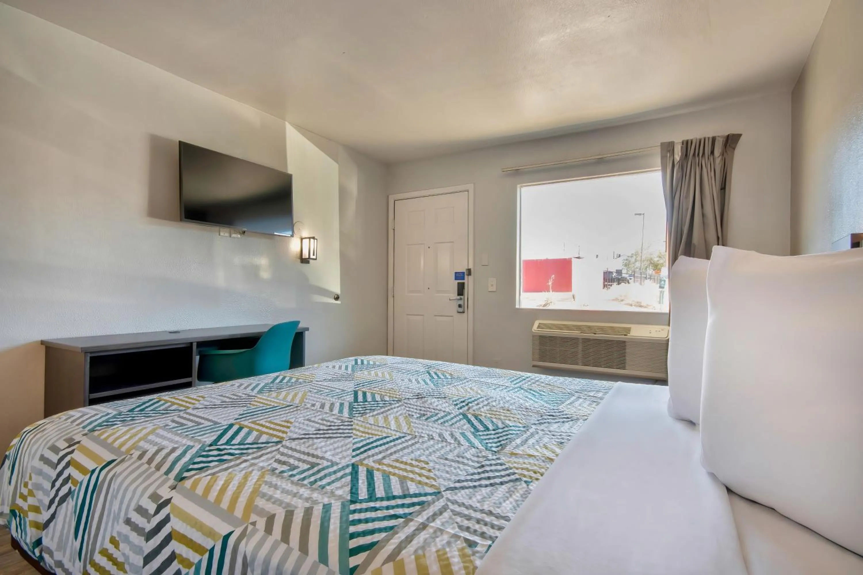 Bedroom, Bed in Motel 6-Albuquerque, NM - Carlisle
