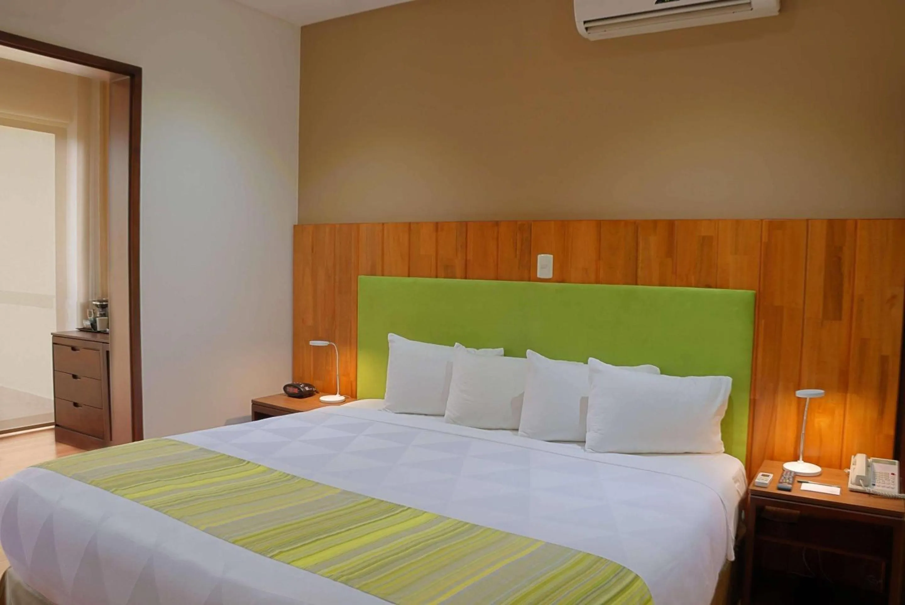 Bedroom, Bed in Country Inn & Suites by Radisson, San Jose Aeropuerto, Costa Rica