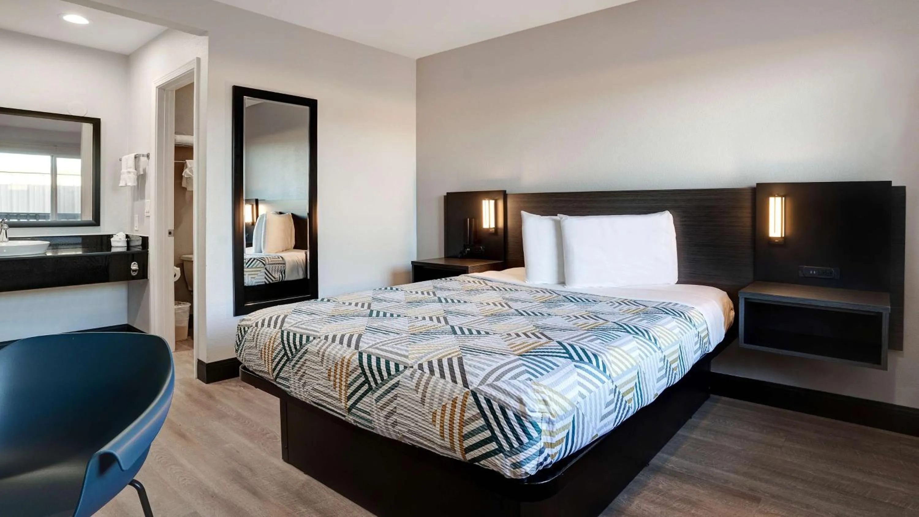 Bedroom, Bed in Motel 6-Eureka, CA Redwood Coast