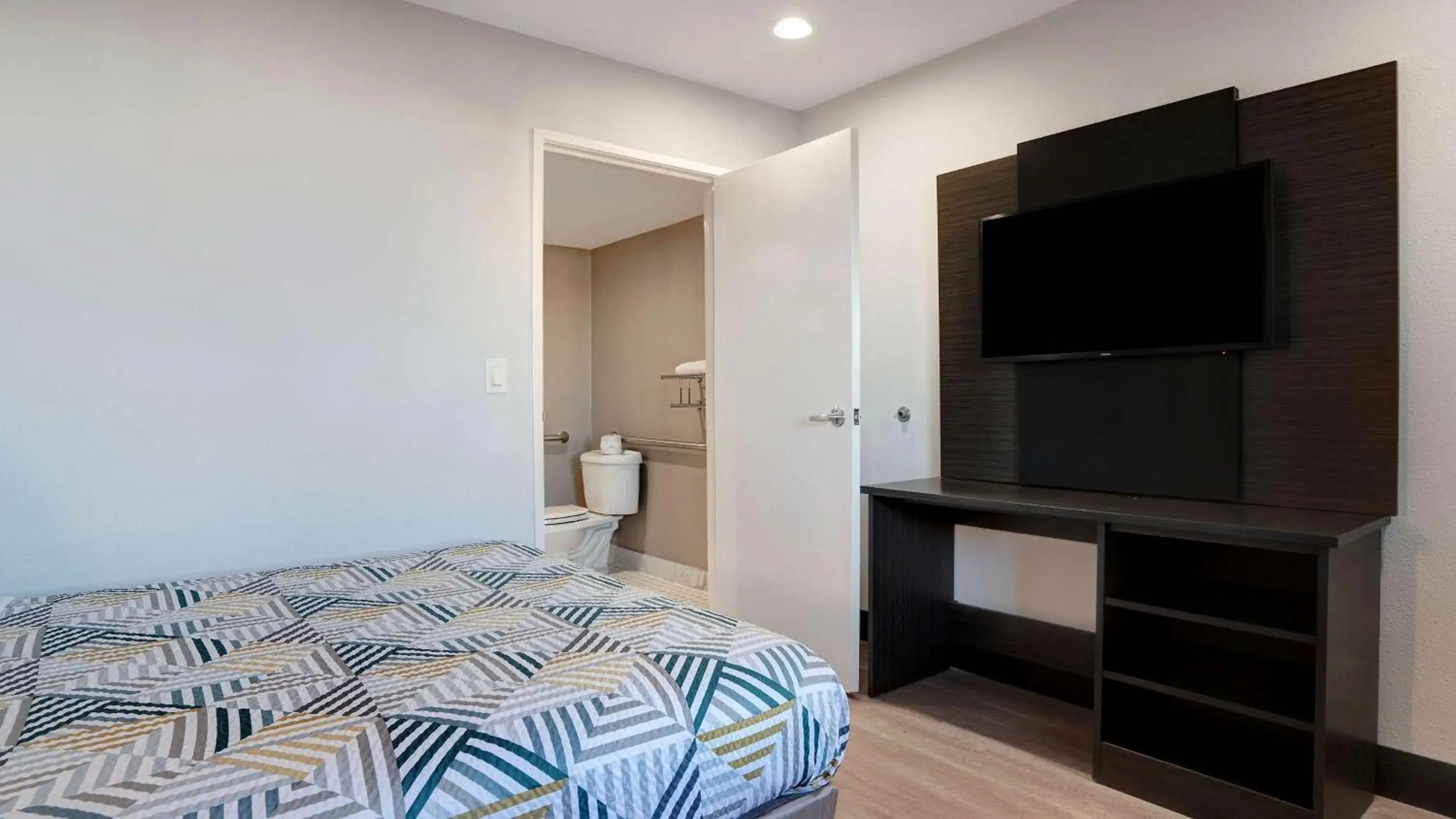 Bedroom, Bed in Motel 6-Eureka, CA Redwood Coast Bedroom, Bed in Motel 6-Eureka, CA Redwood Coast