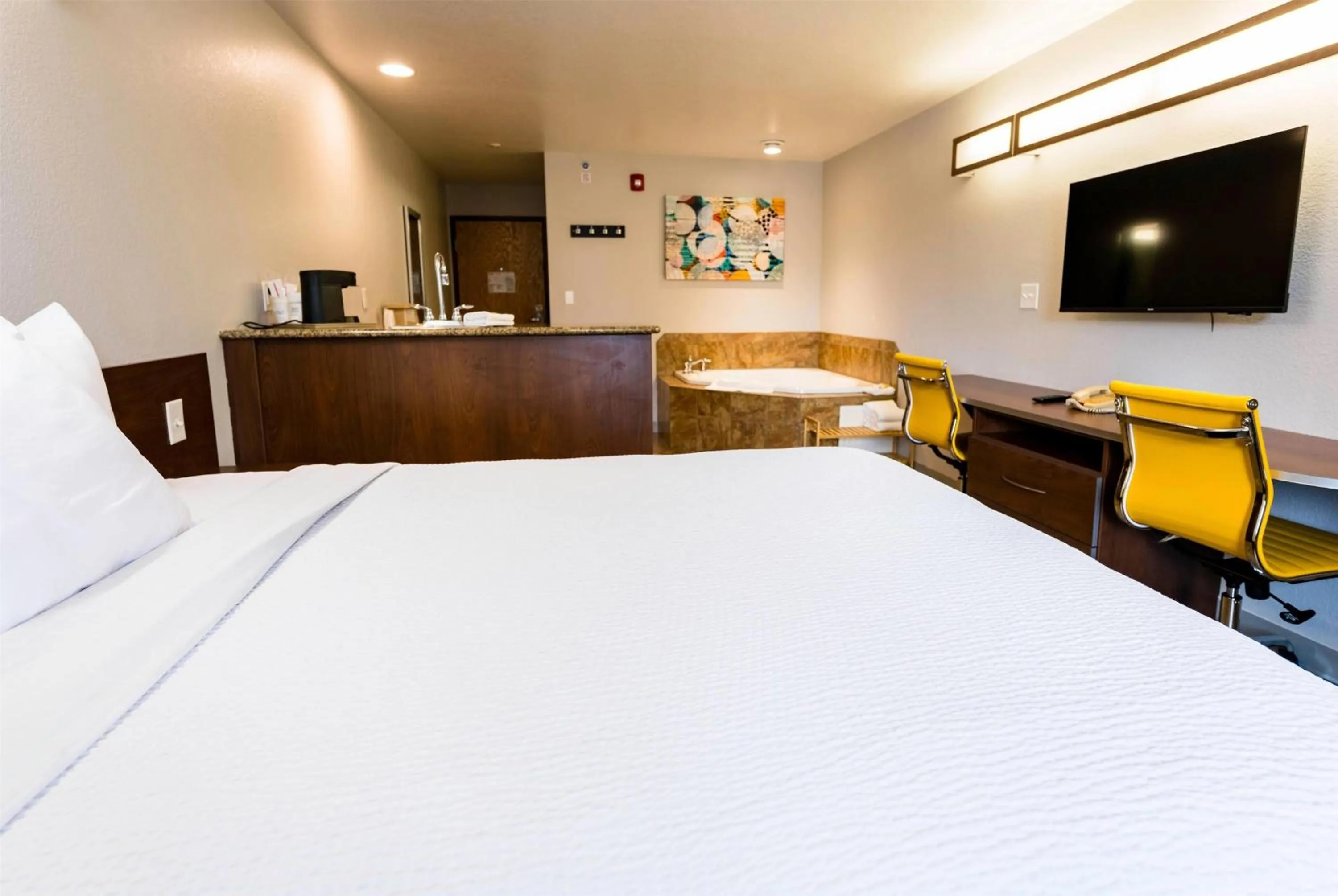 Photo of the whole room, Bed in Microtel Inn & Suites Cheyenne