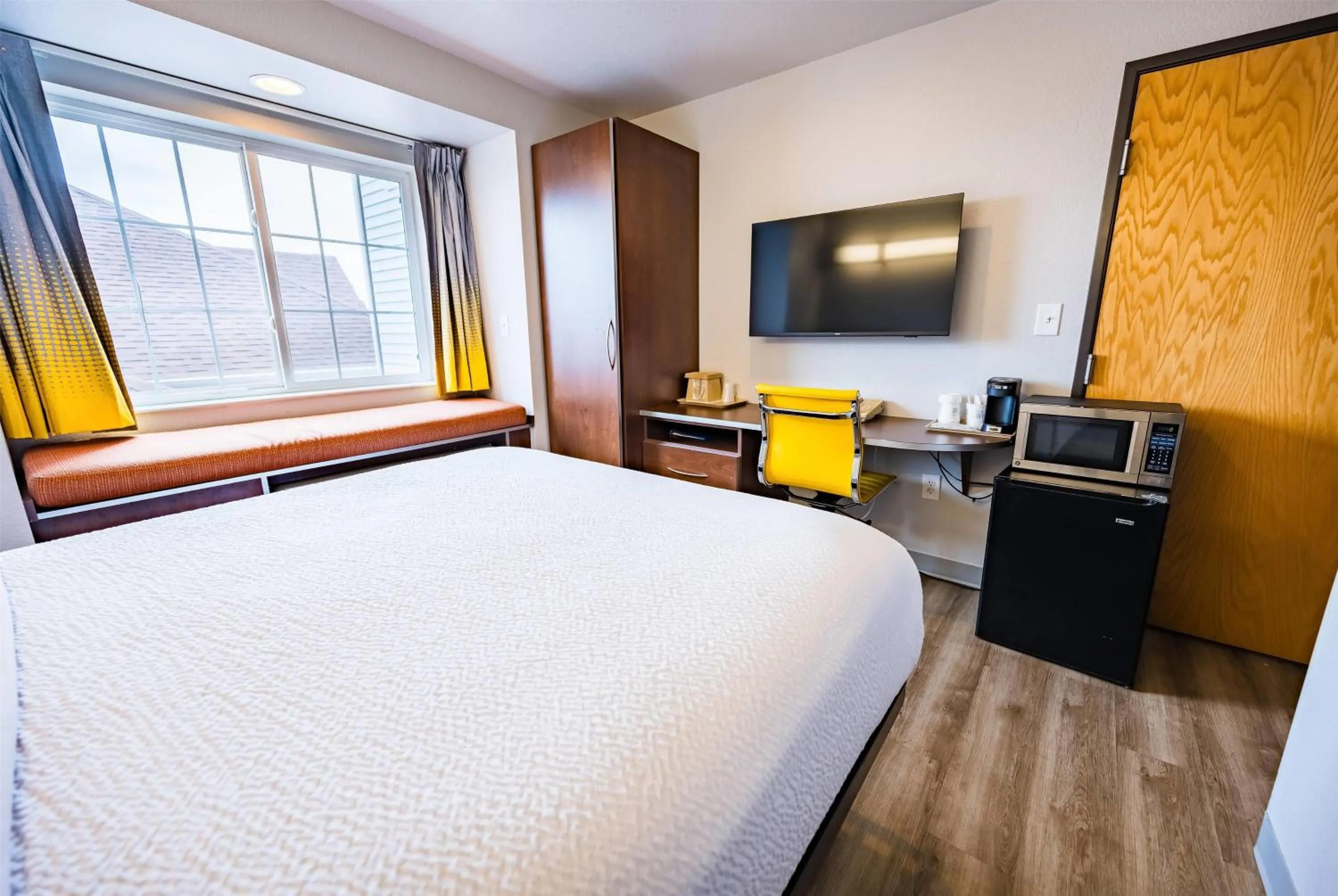 Photo of the whole room, Bed in Microtel Inn & Suites Cheyenne