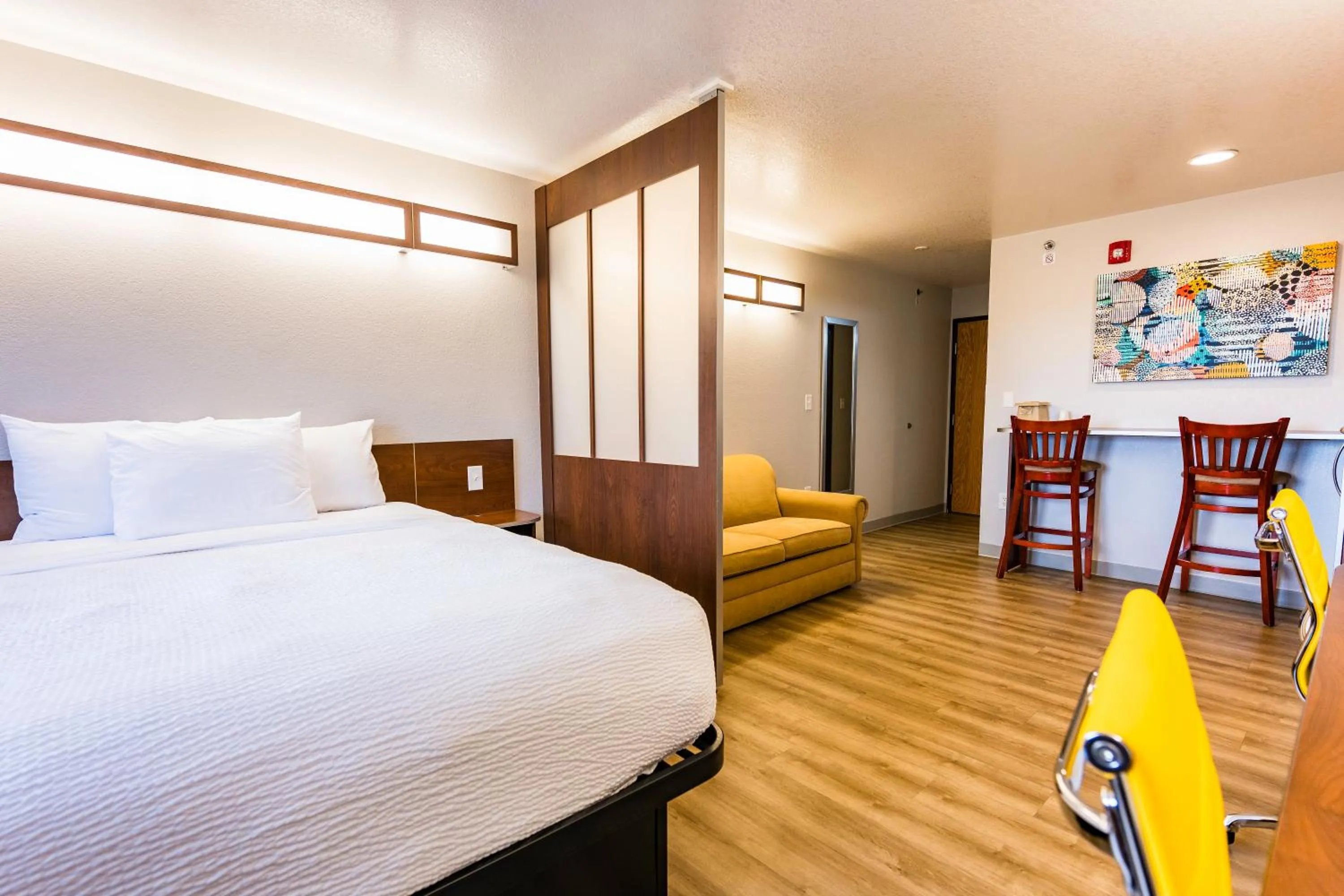 Seating area, Bed in Microtel Inn & Suites Cheyenne