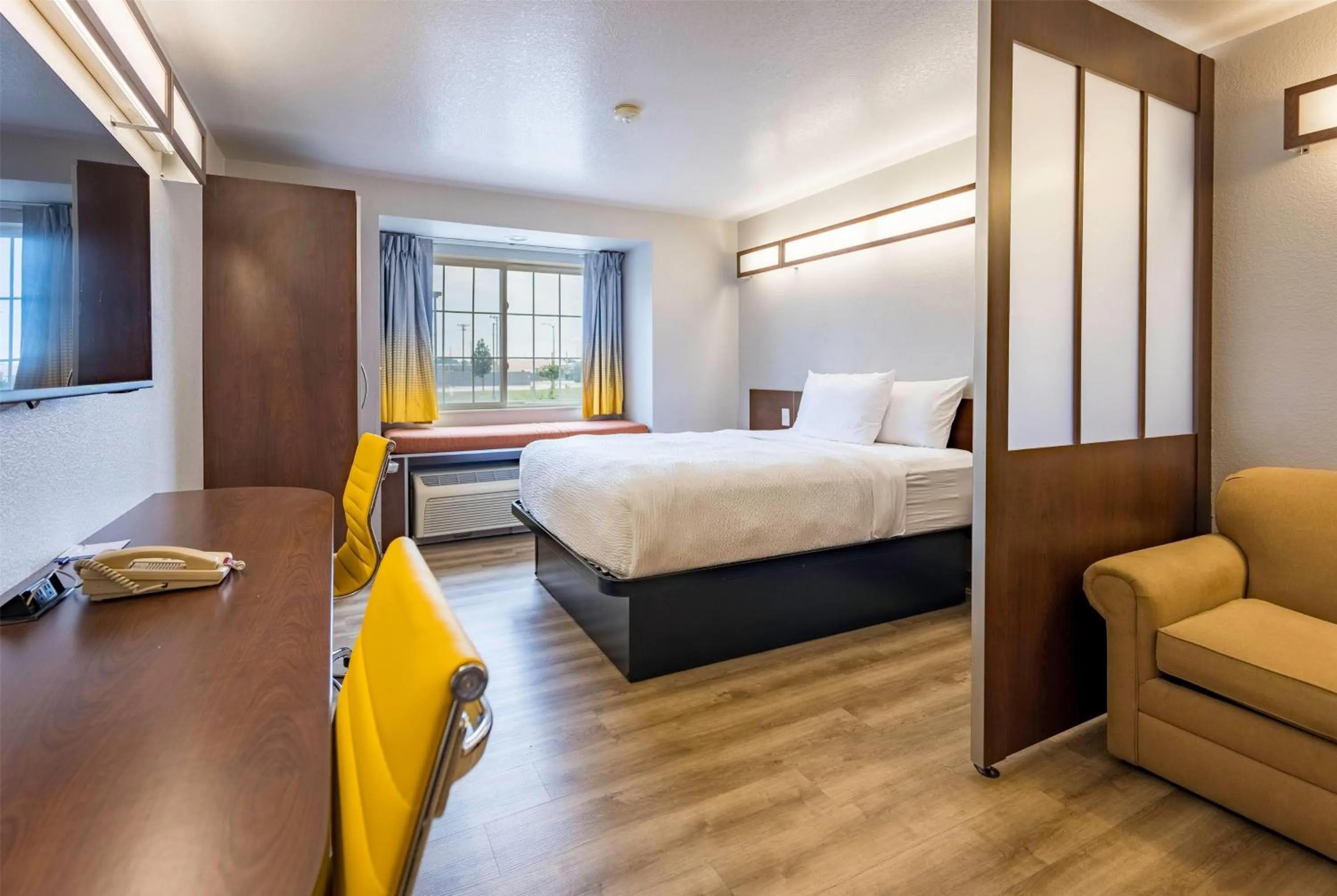 Photo of the whole room, Bed in Microtel Inn & Suites Cheyenne