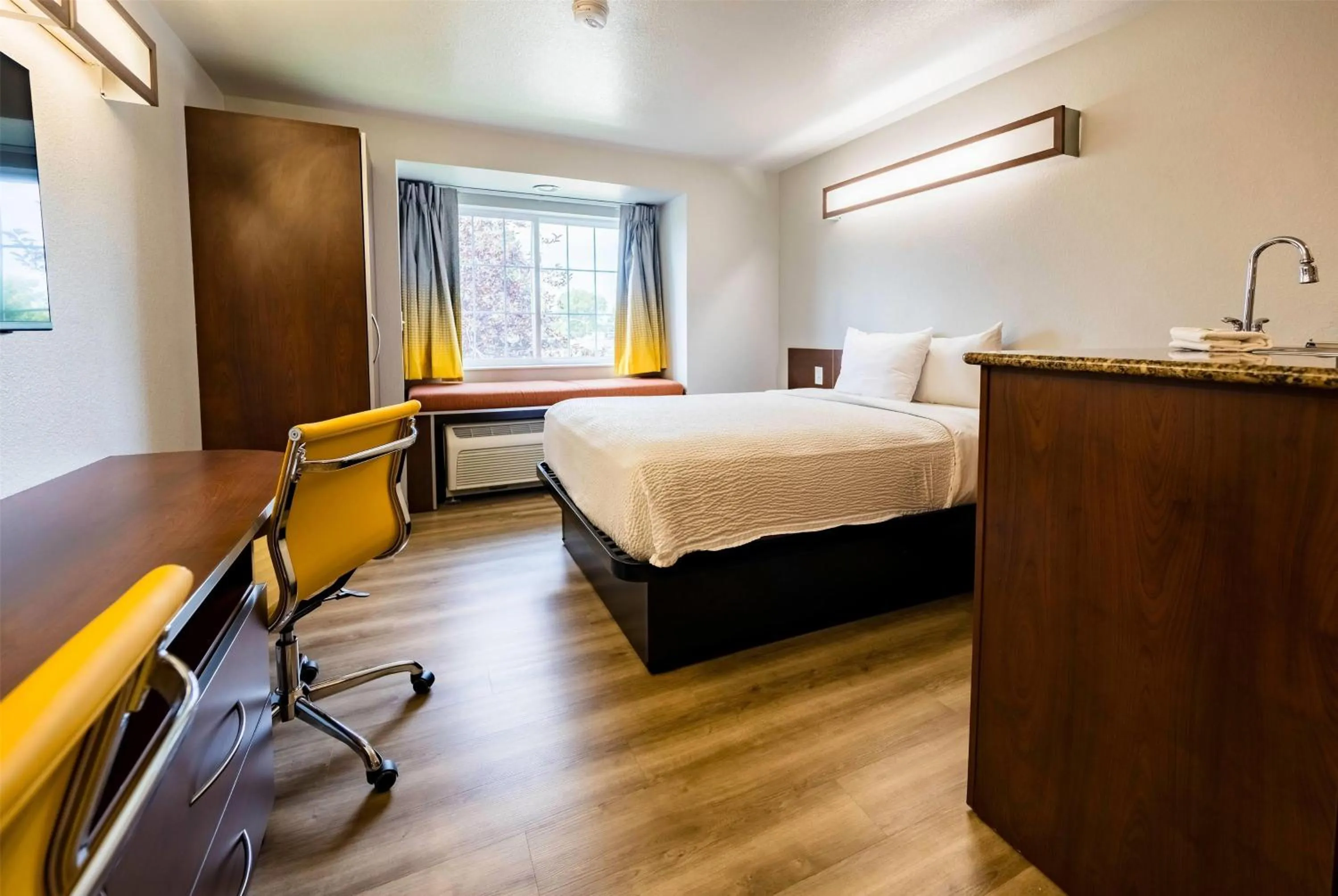 Photo of the whole room, Bed in Microtel Inn & Suites Cheyenne