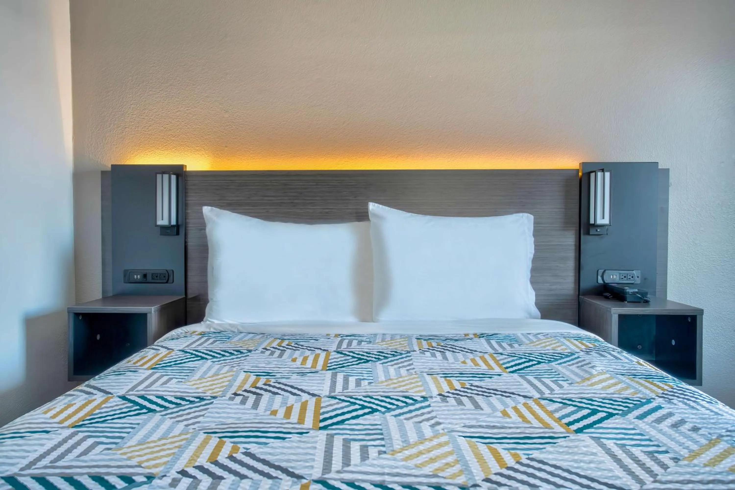 Bedroom, Bed in Motel 6-Salem, OR