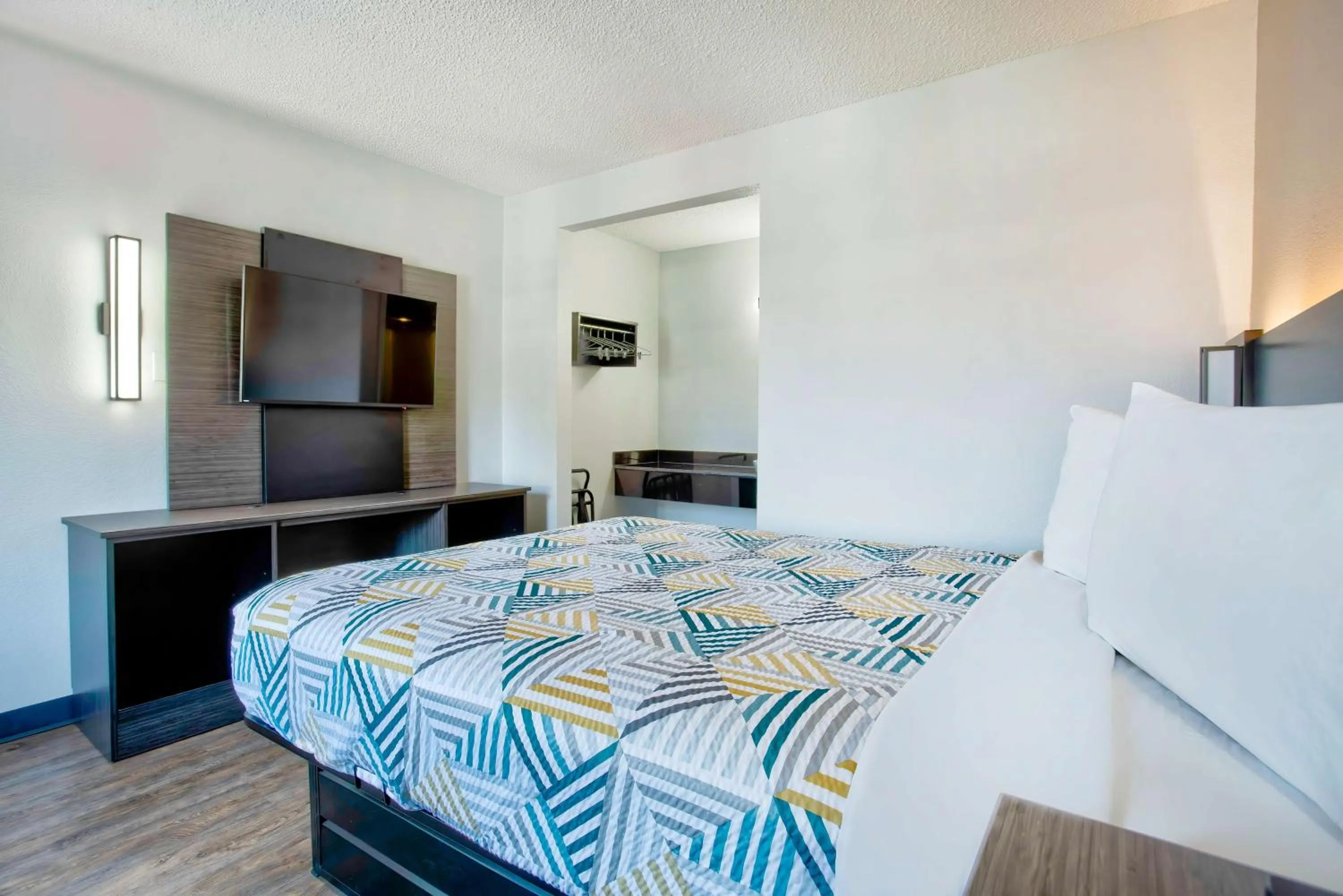 Bedroom, Bed in Motel 6-Salem, OR