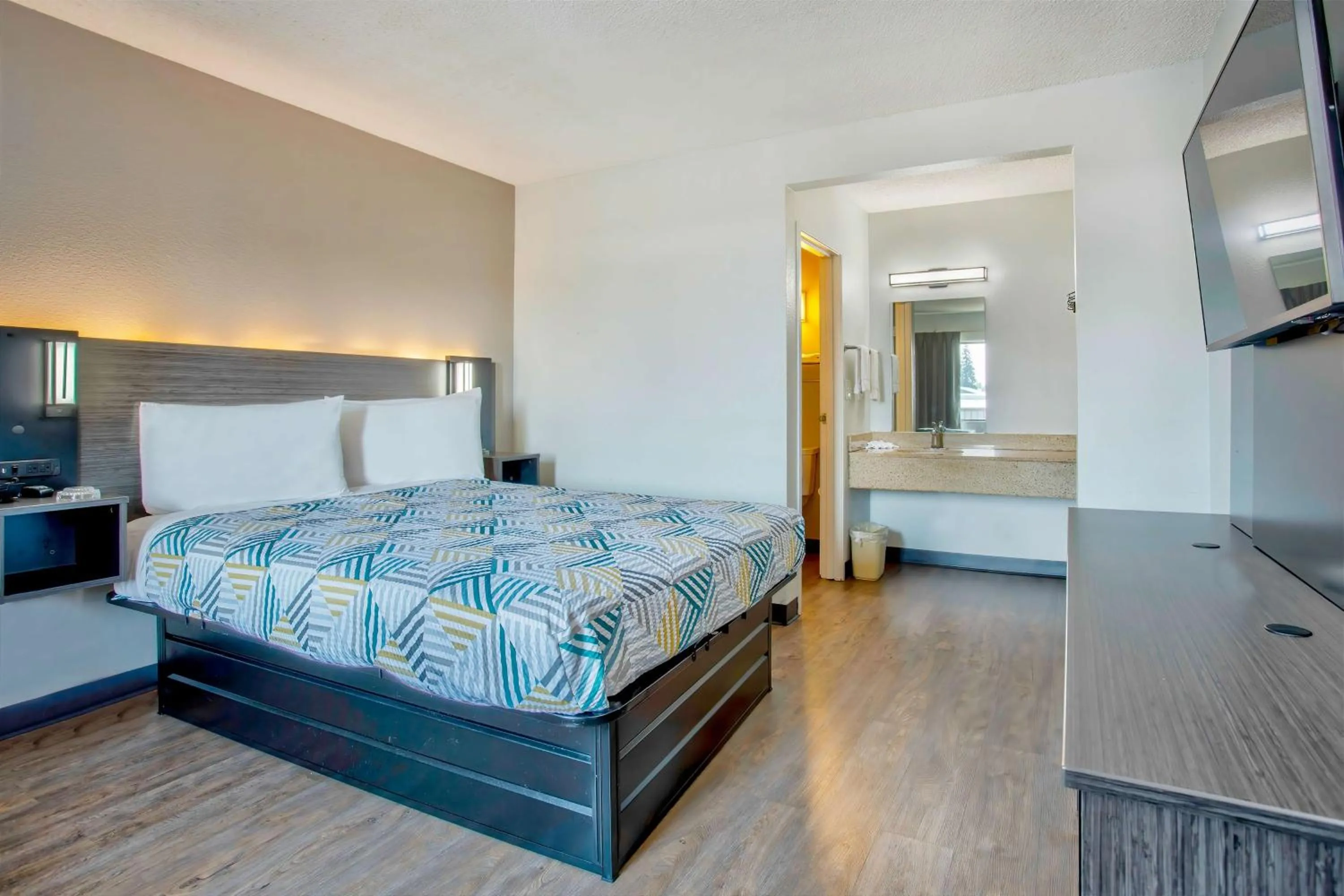 Bedroom, Bed in Motel 6-Salem, OR