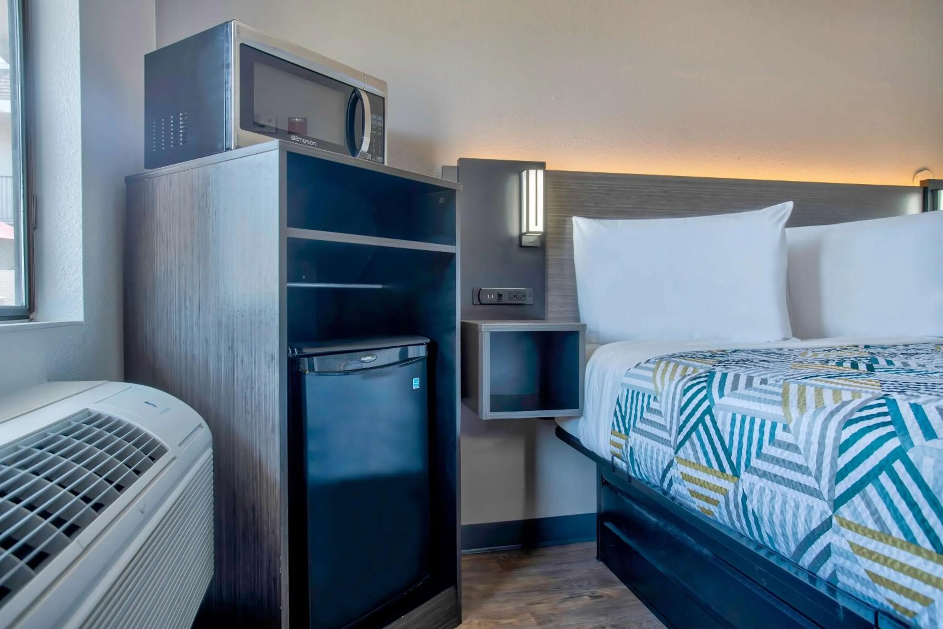 Bedroom, Bed in Motel 6-Salem, OR