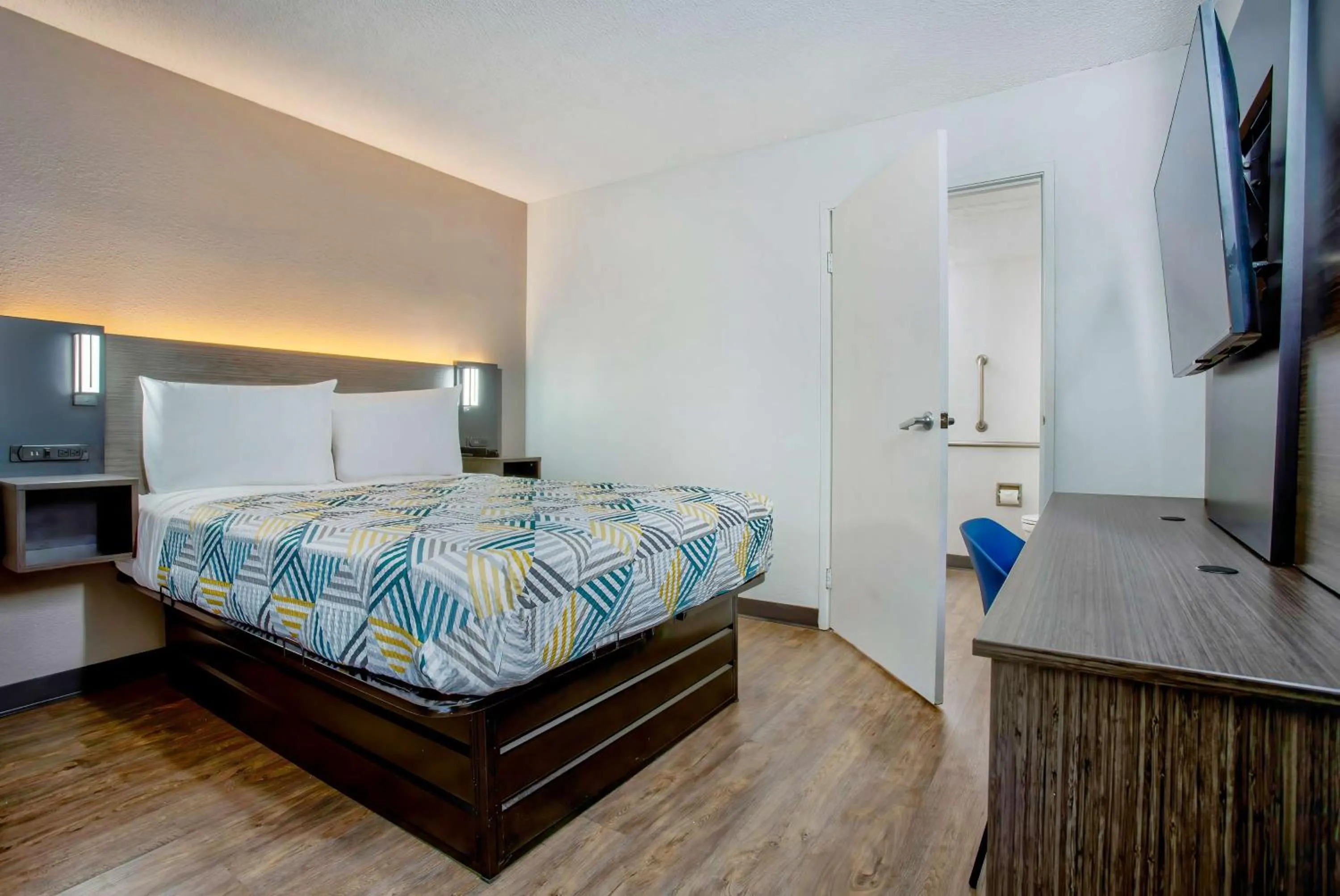 Bedroom, Bed in Motel 6-Salem, OR