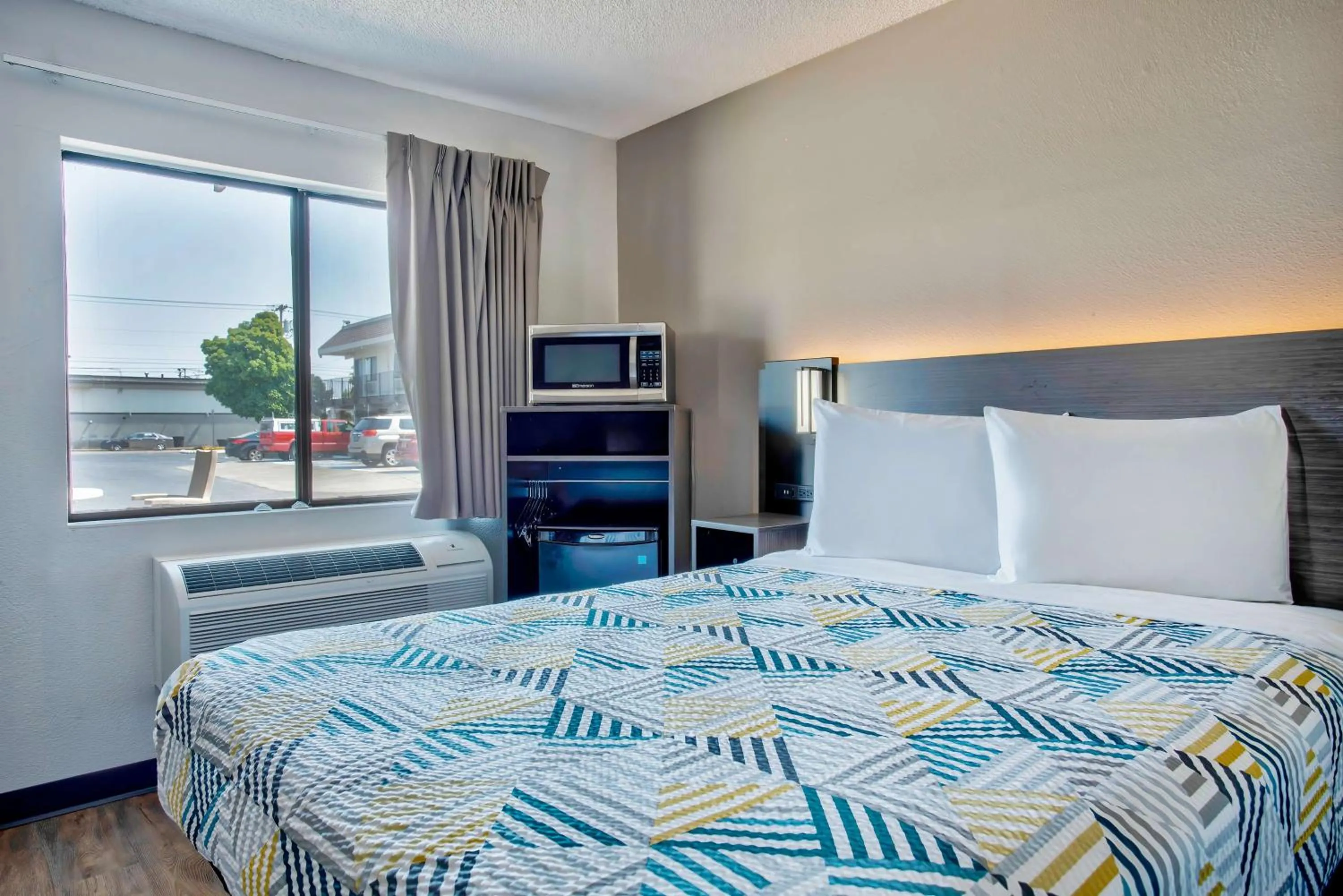 Bedroom, Bed in Motel 6-Salem, OR