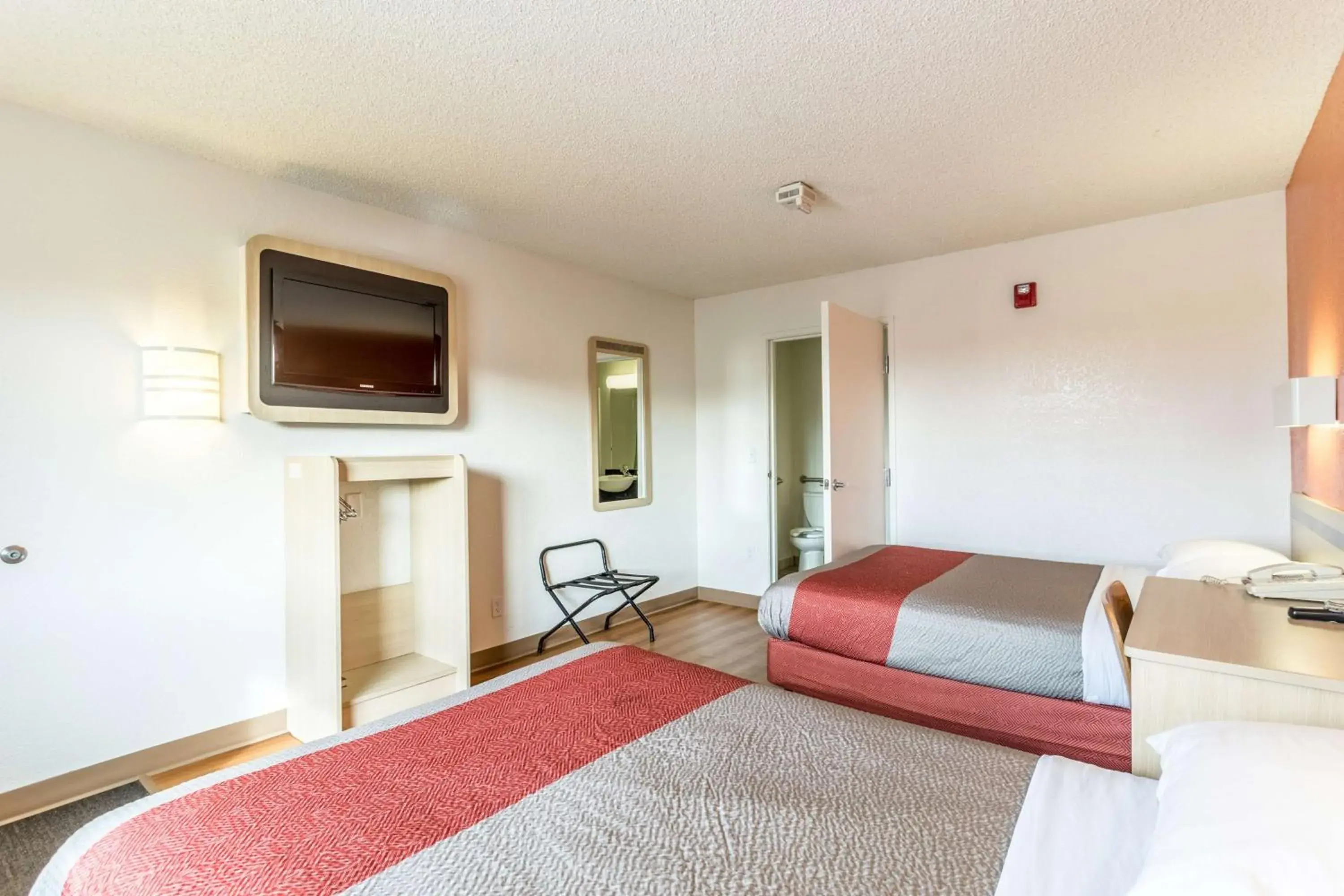 Photo of the whole room, Bed in Motel 6-Albuquerque, NM - South - Airport